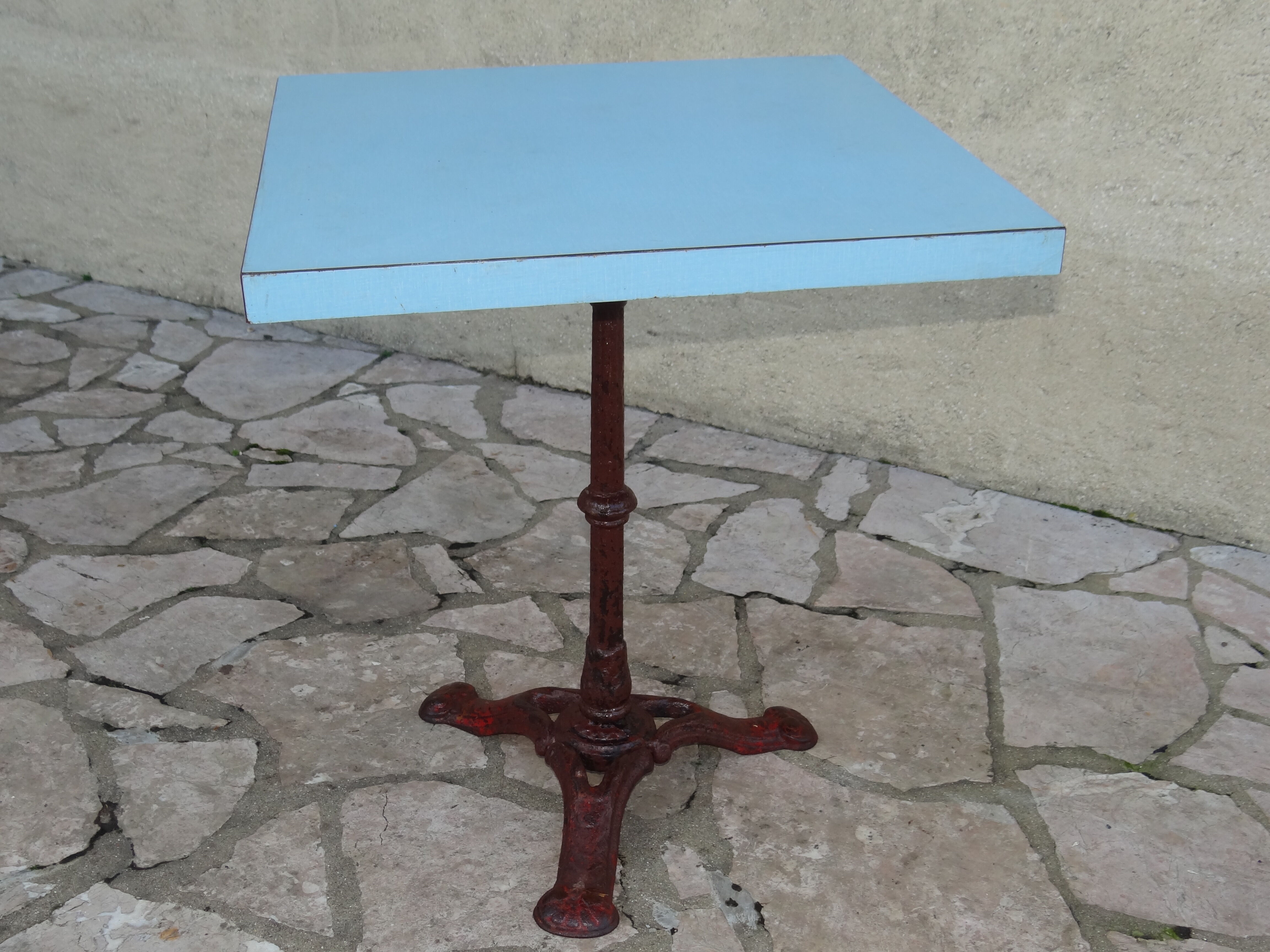 Table de bistrot 1950 formica bleu pied en fonte
