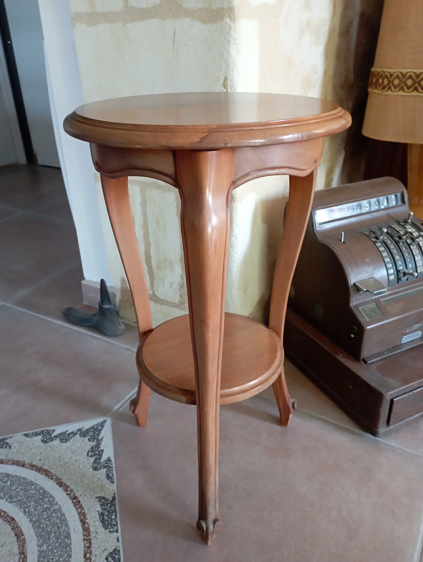 Pedestal table