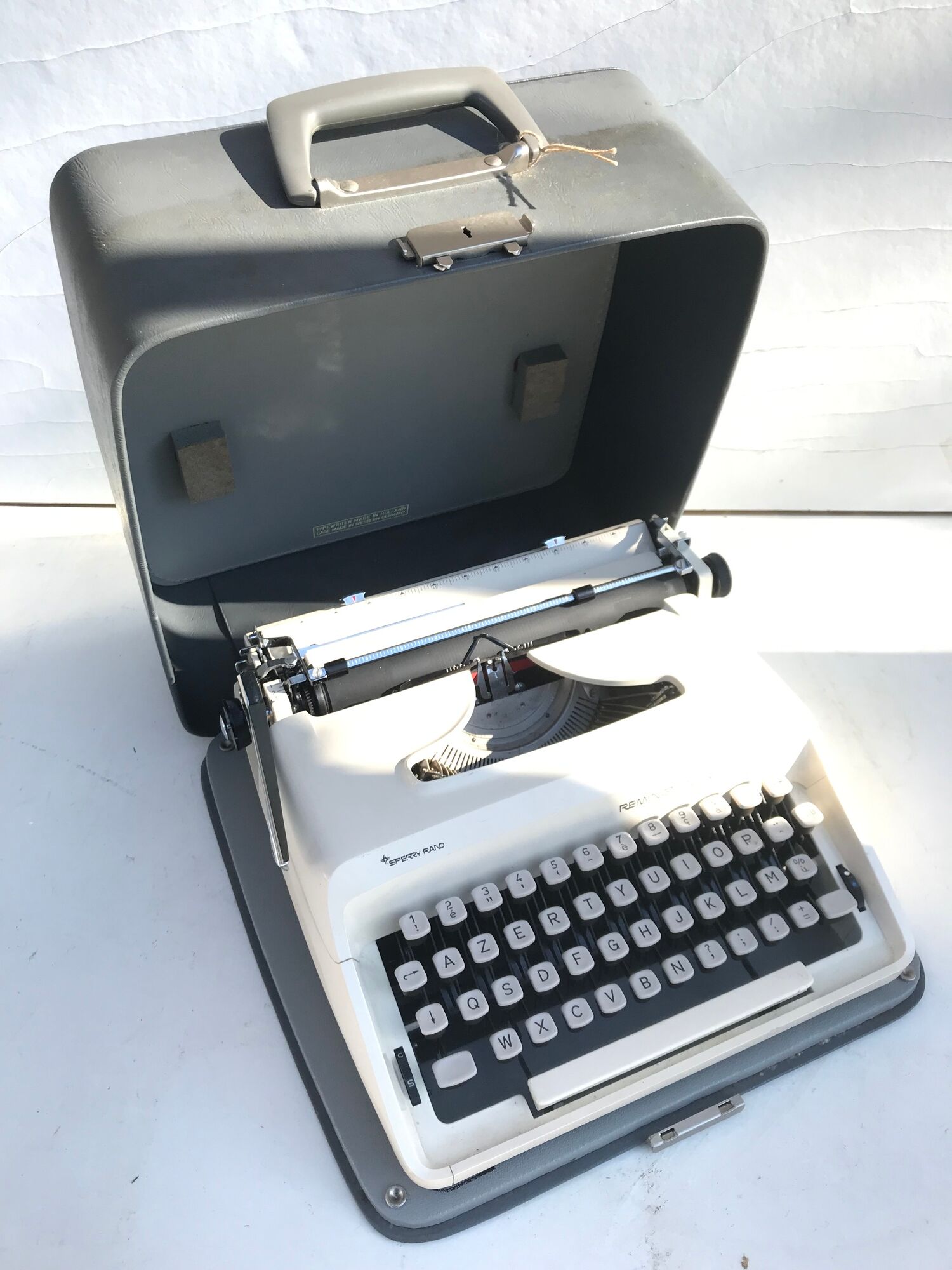 Machine à écrire Remington de luxe bakélite blanc + malle grise vintage