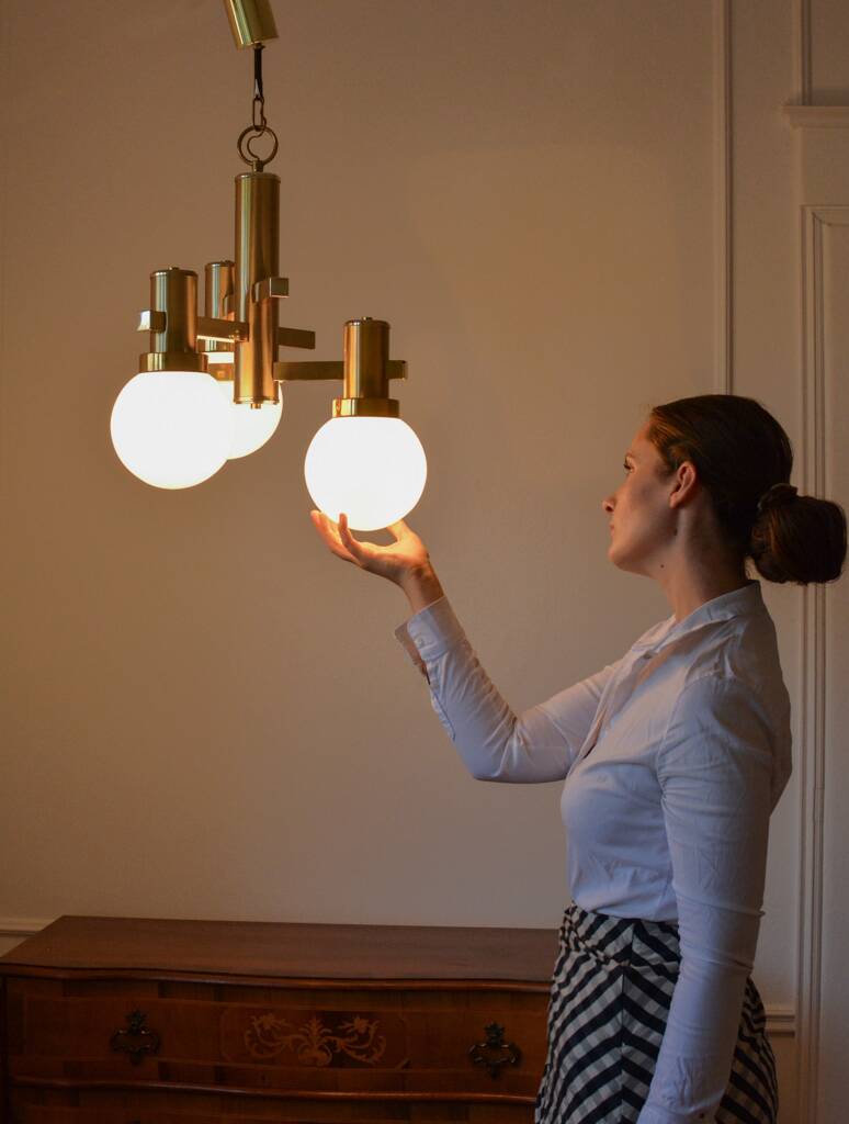Chandelier vintage en laiton et opaline, années 1970, dans le style de Sciolari.