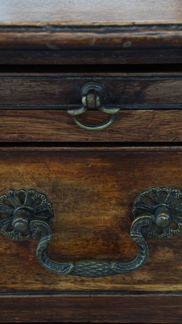 Commode anglaise ancienne du XVIIIe siècle avec tiroirs à brossage