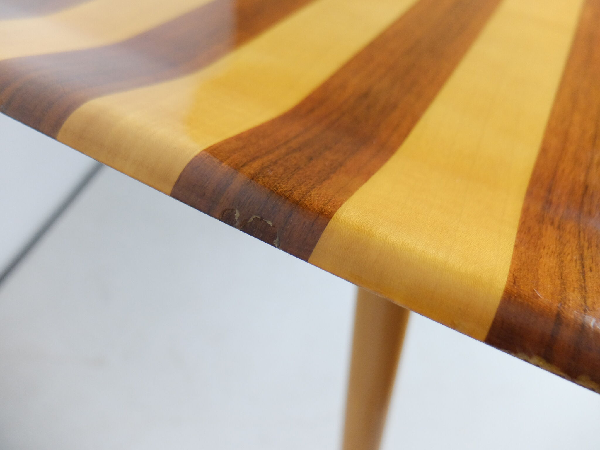 Table low Italian 1950, on the walnut and Sycamore