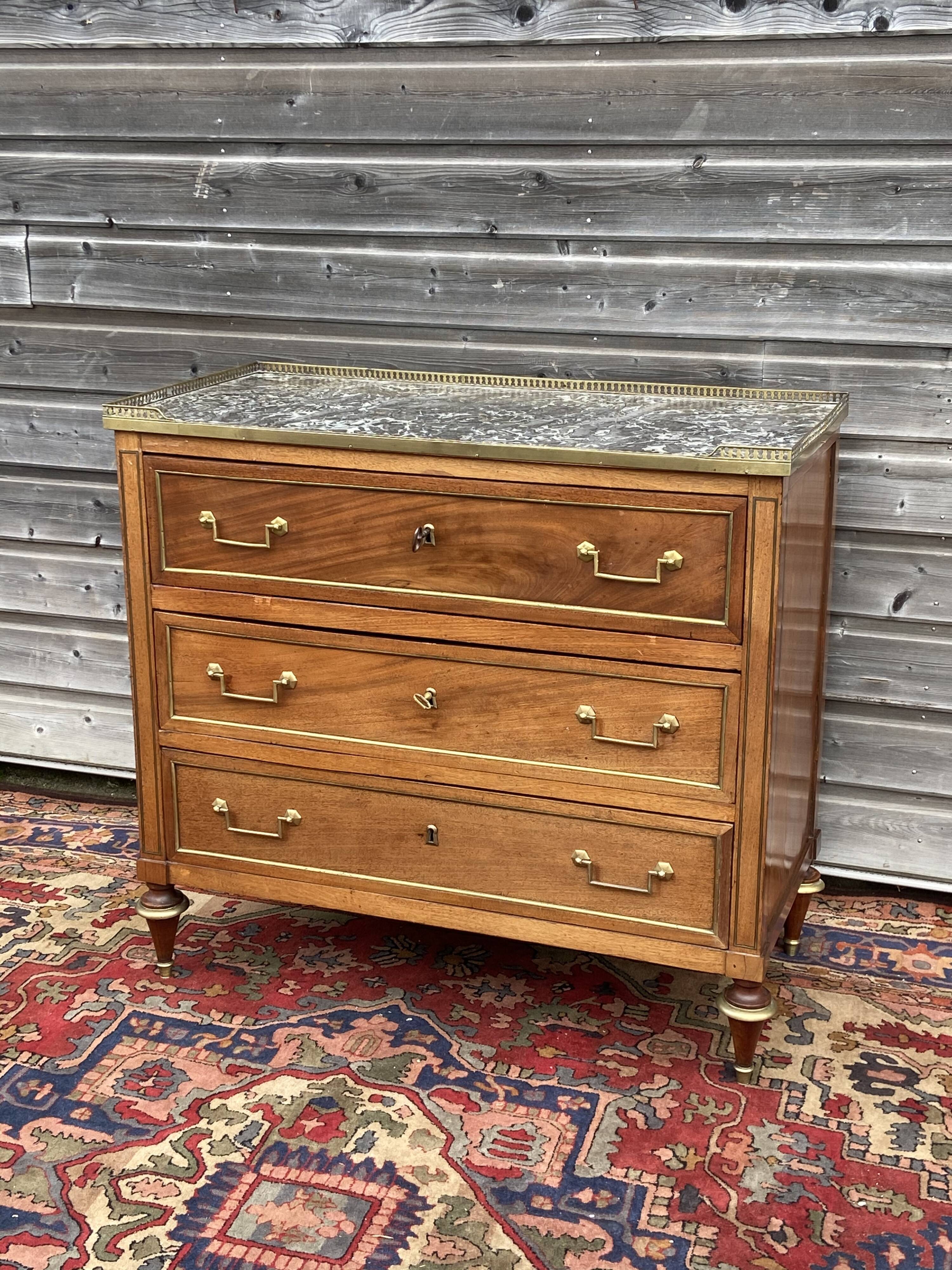 Chest of drawers in mahogany forming secretary of the period louis xvi
