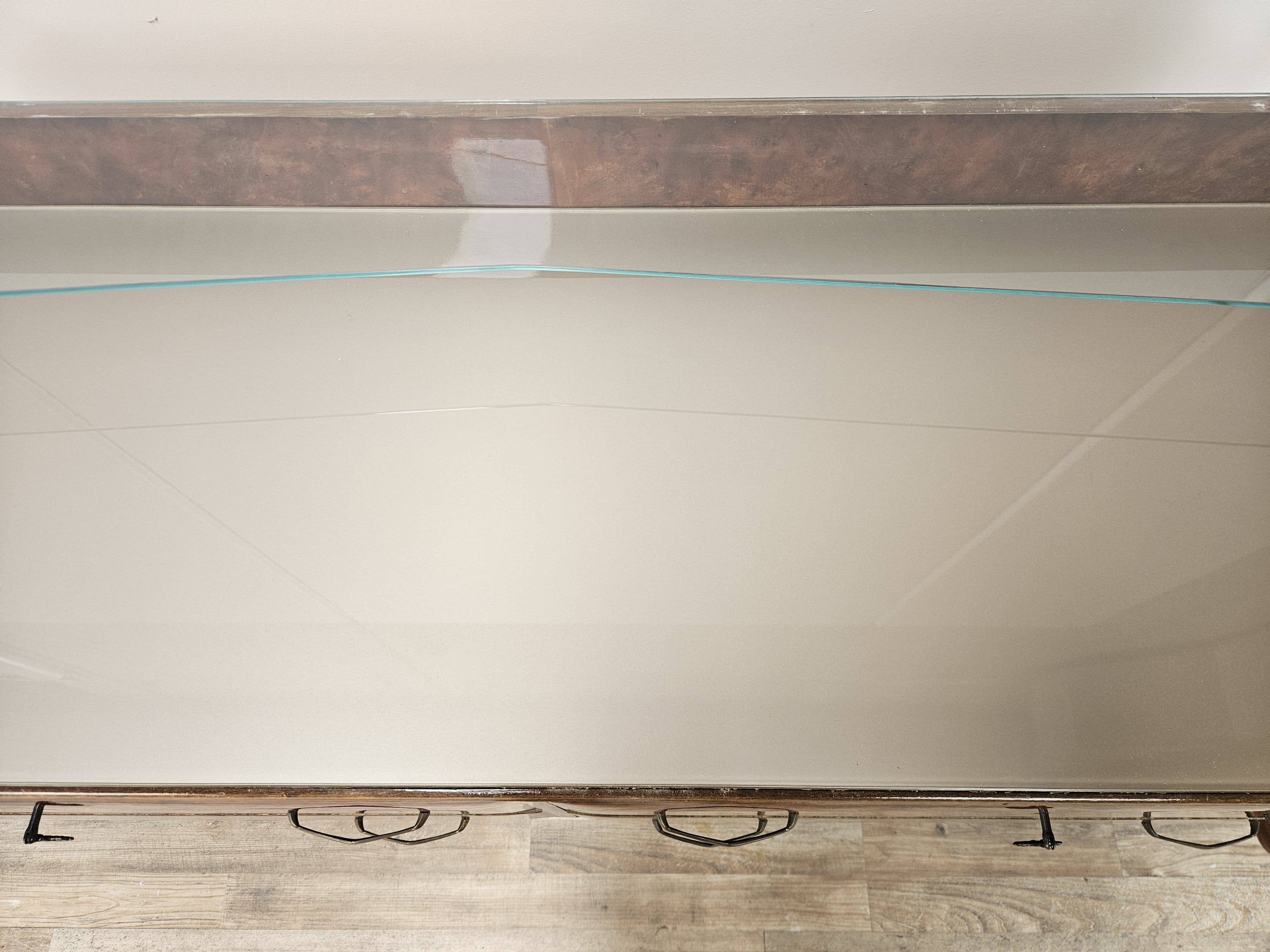 Commode en noyer avec dessus en verre double.