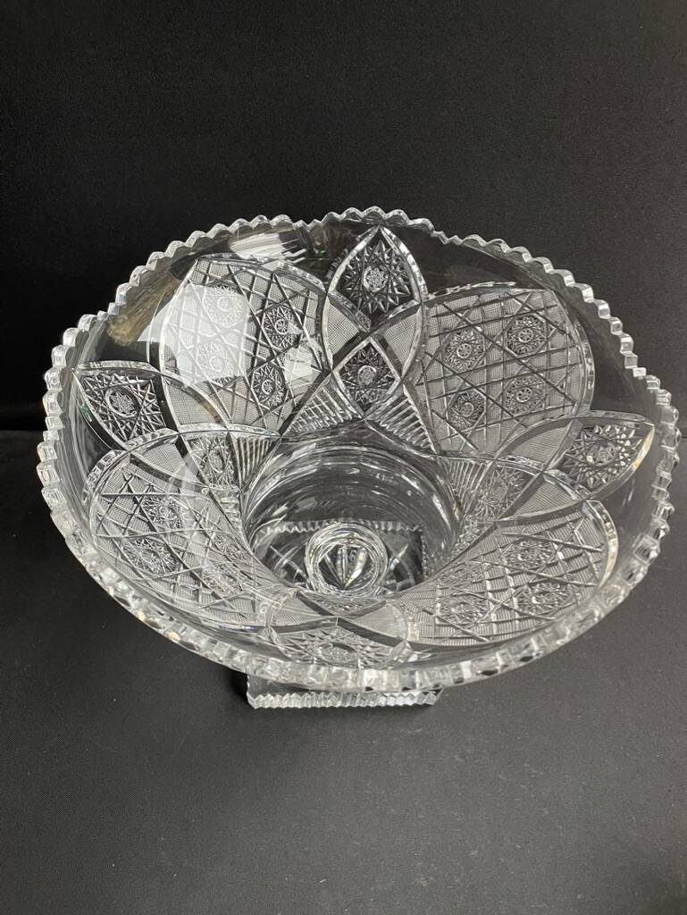 Large bowl on foot – Cut crystal - 20th century