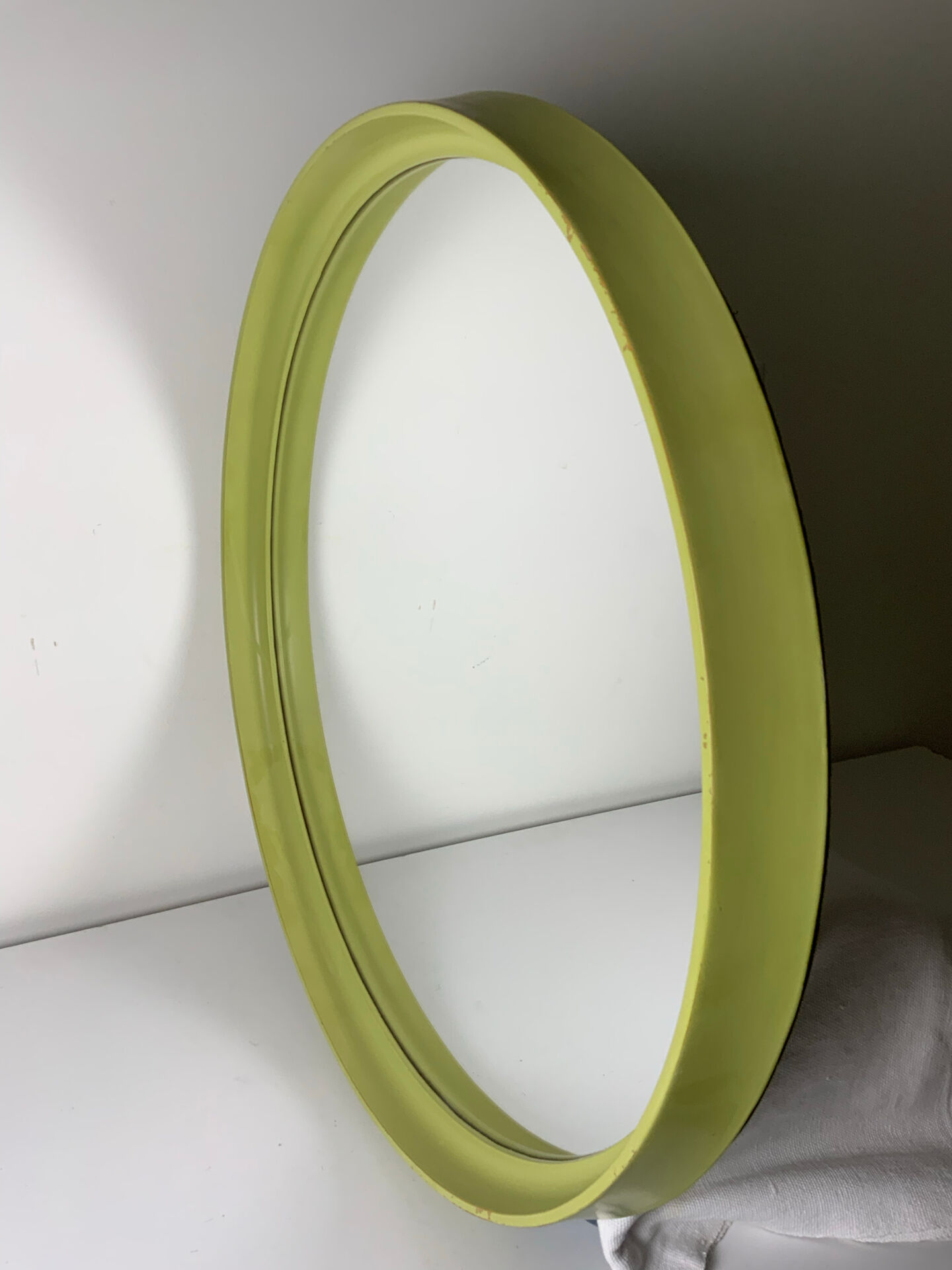Round mirror