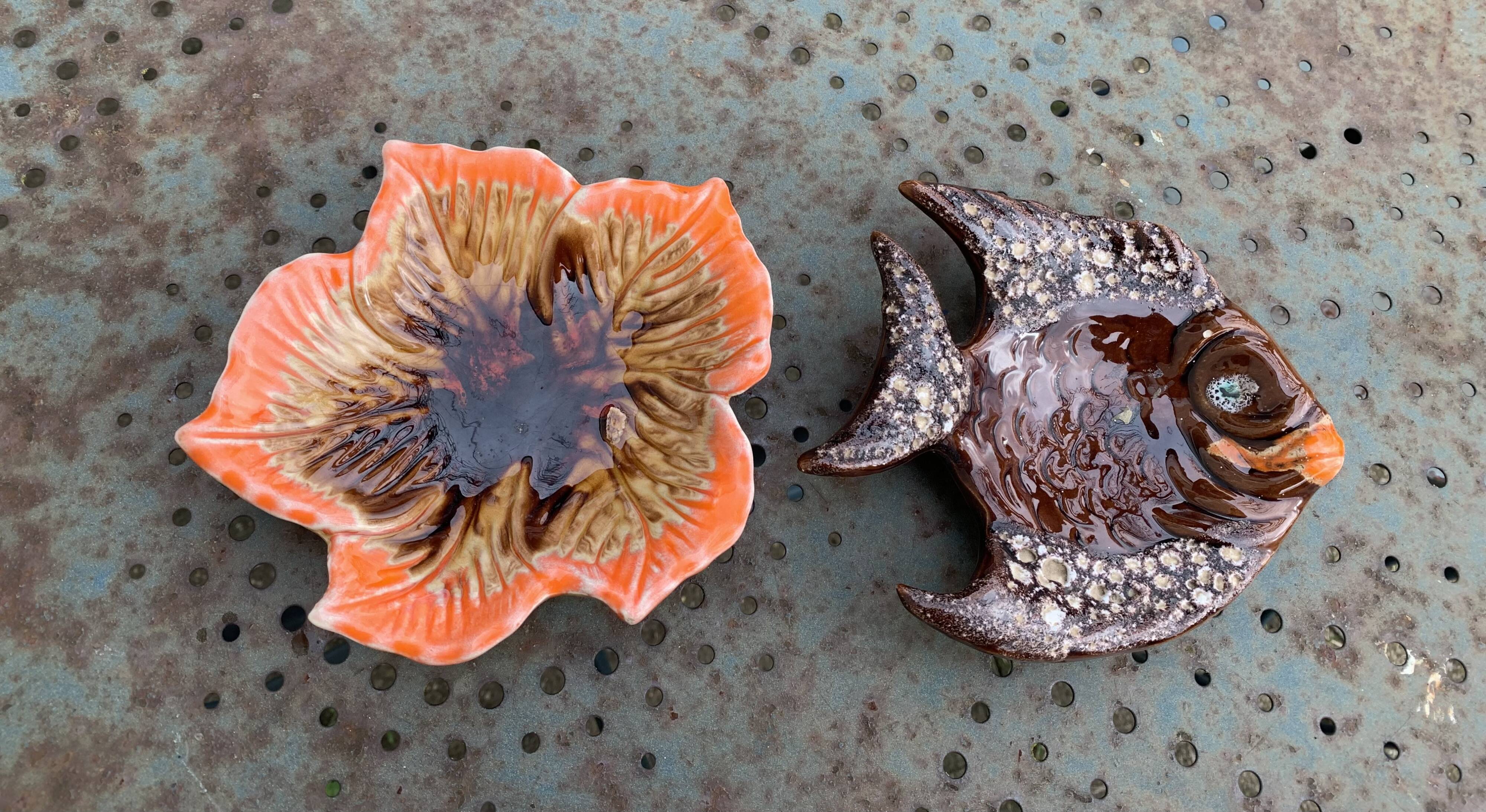 Lot composed of small barbotine dishes in enamelled ceramic, leaf and fish, Vallauris style
