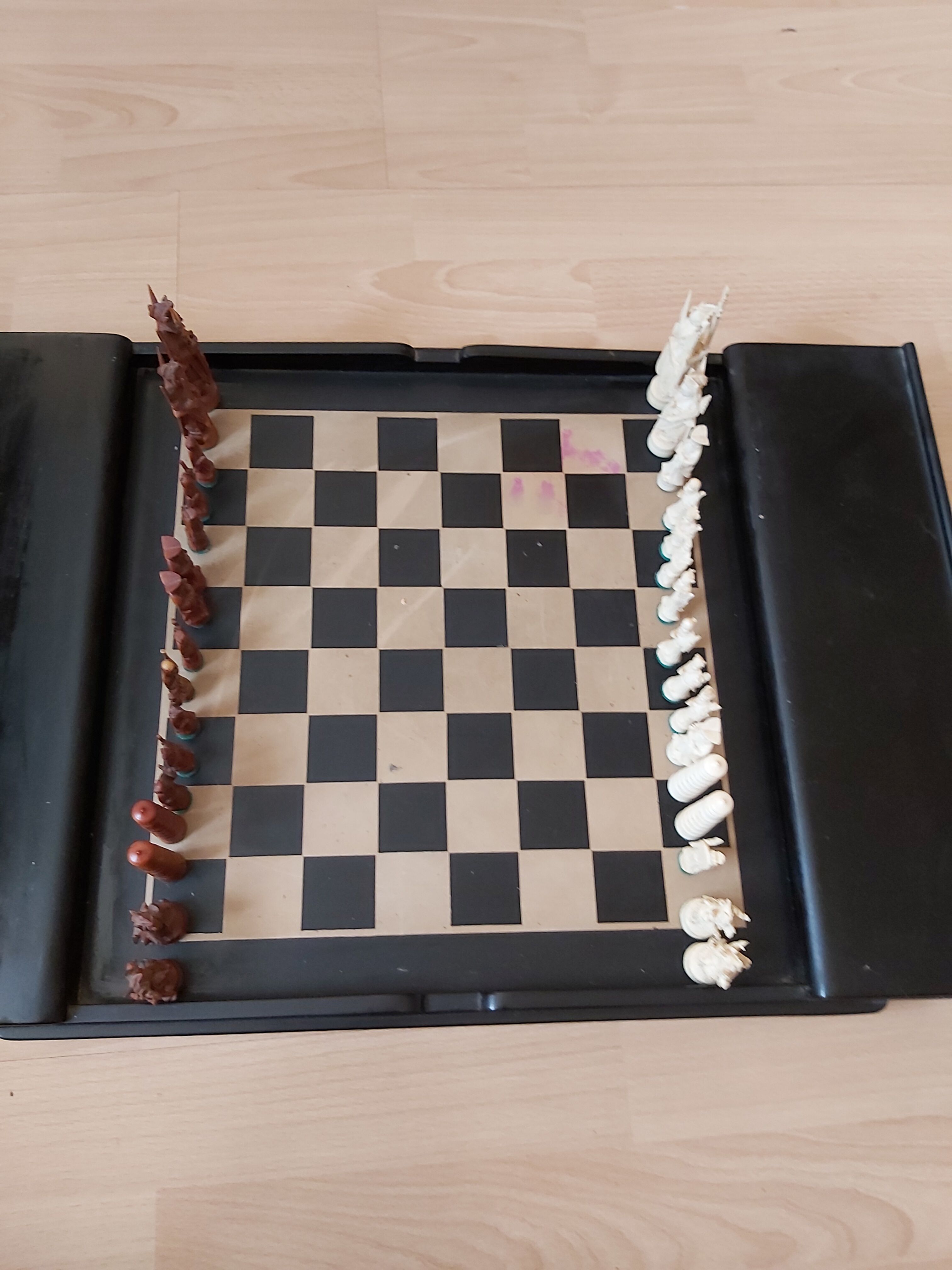 Chess game of the years with black lacquer and ivory board