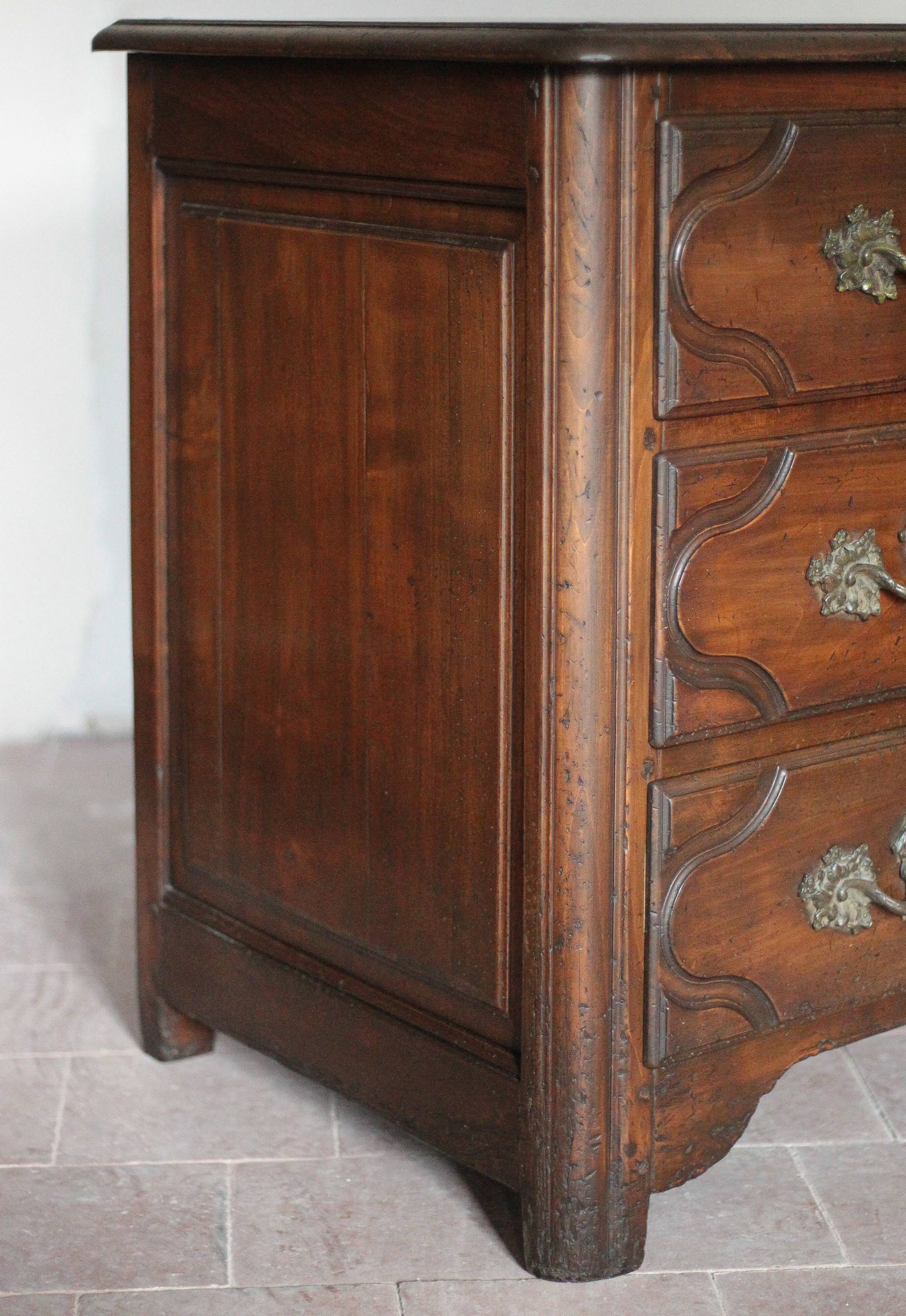Wooden chest of drawers with 4 drawers in Louis XV style