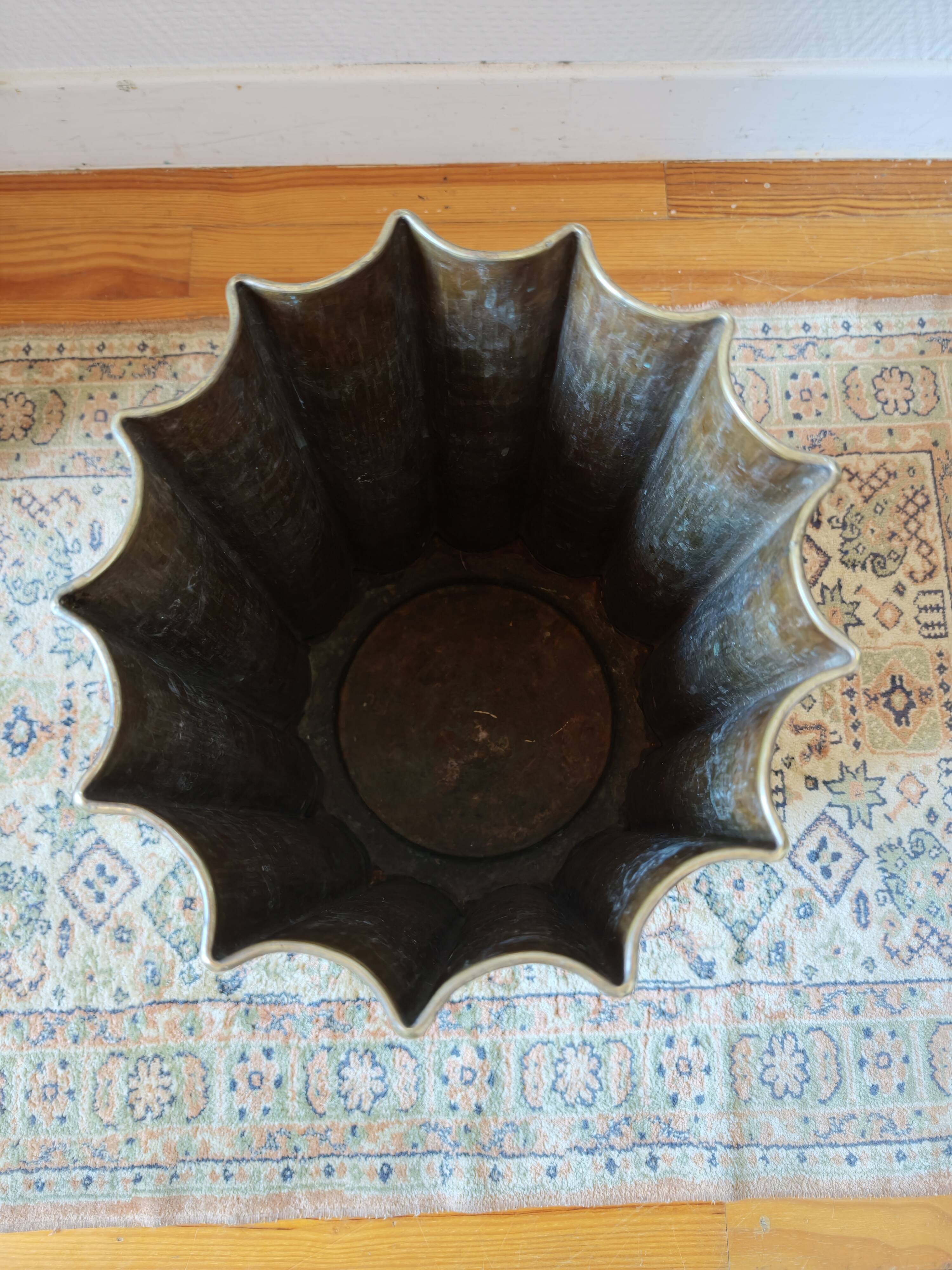Egidio Casagrande umbrella stand in hammered brass, Italy, circa 1960.