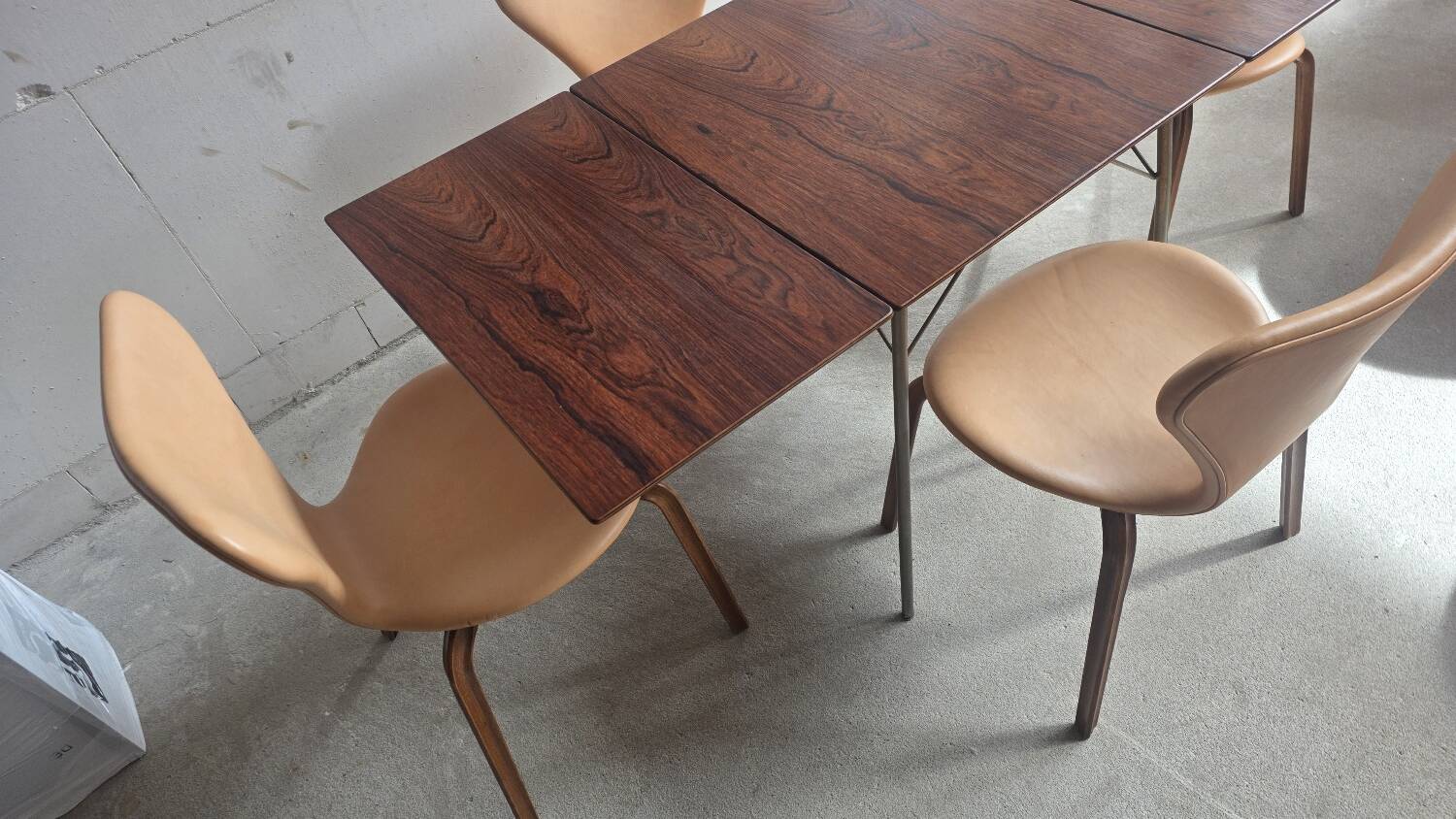 Arne Jacobsen Rosewood Drop leave Table with chairs Fritz Hansen