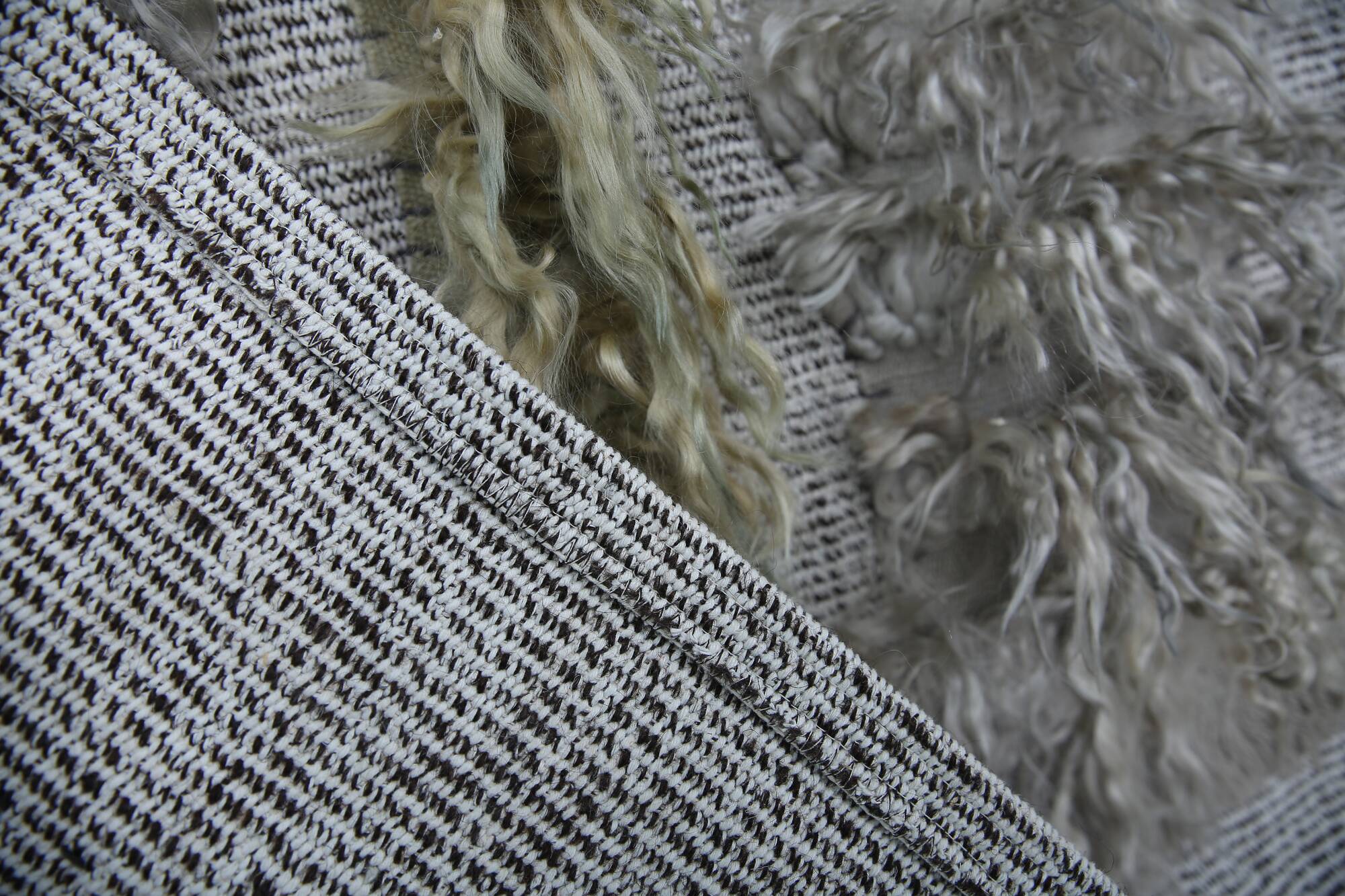 Tapis Mural Vintage Texturé en Laine Naturelle – Tons Gris & Crème, 90x98