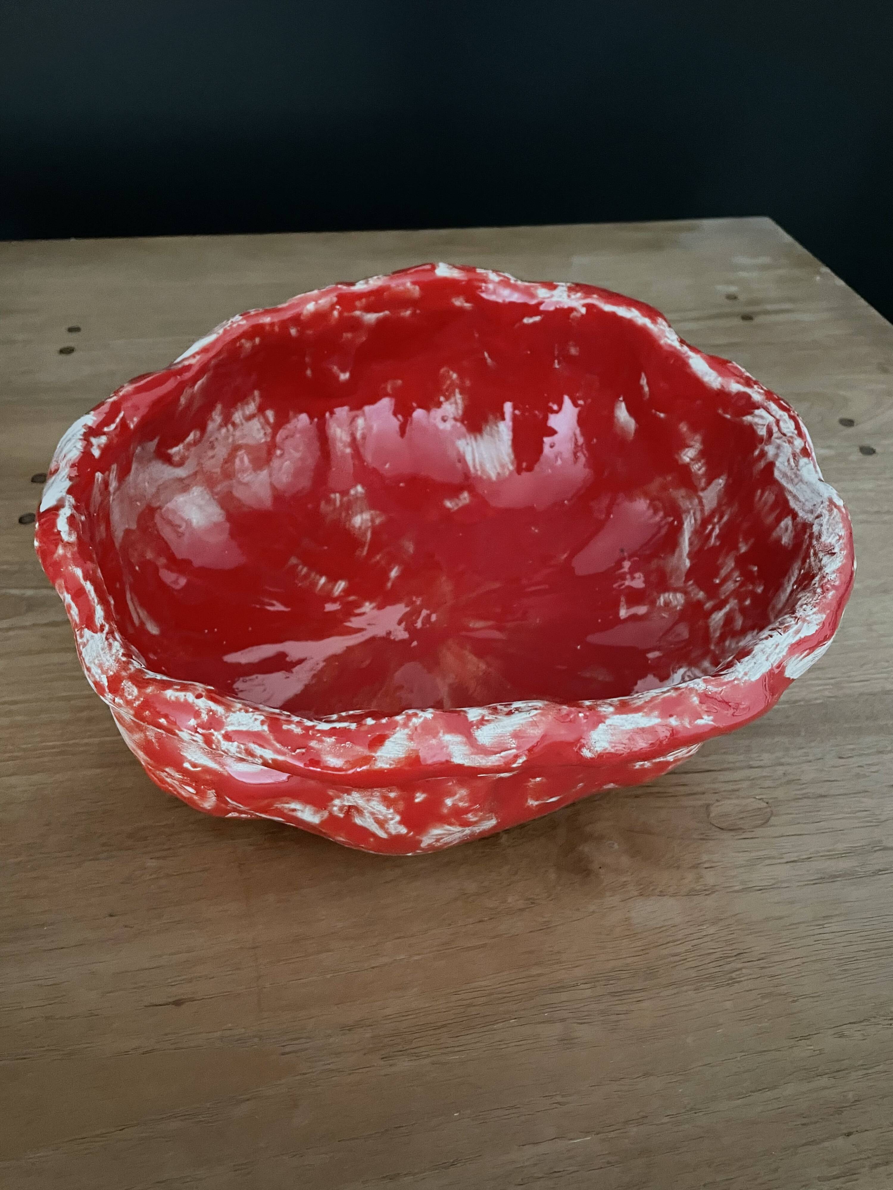 Fruit basket in red and white ceramic