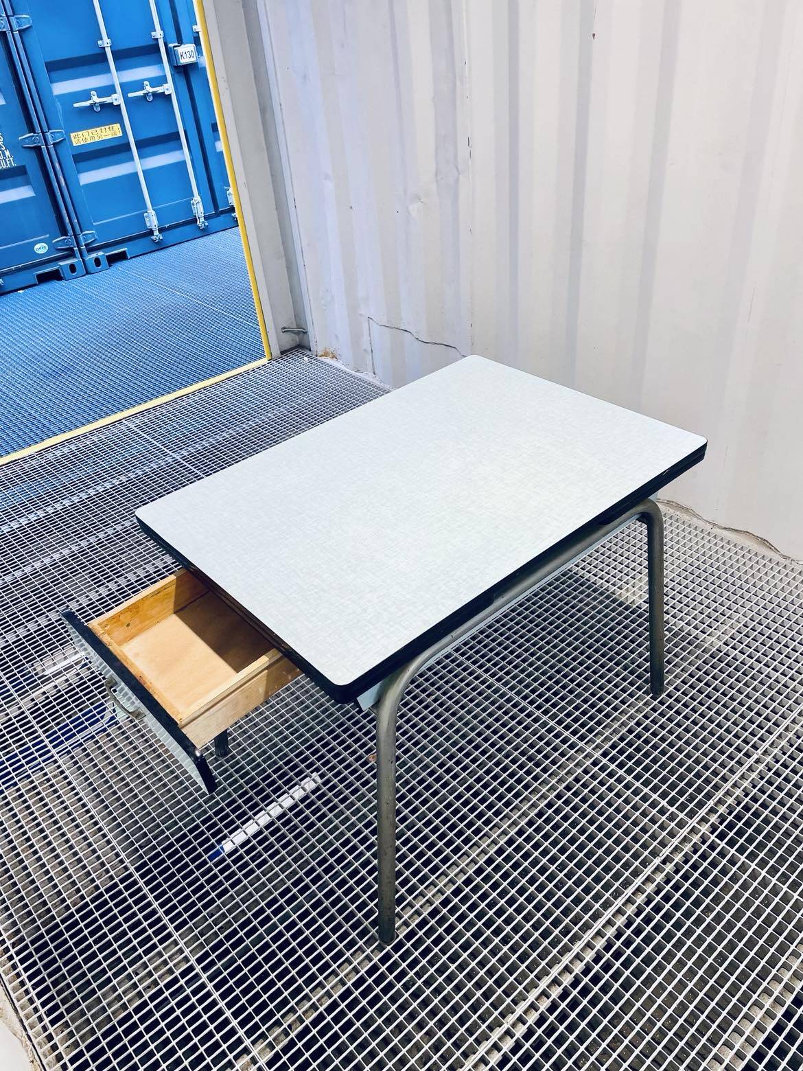 Blue vintage formica table - 4 chairs - extensions