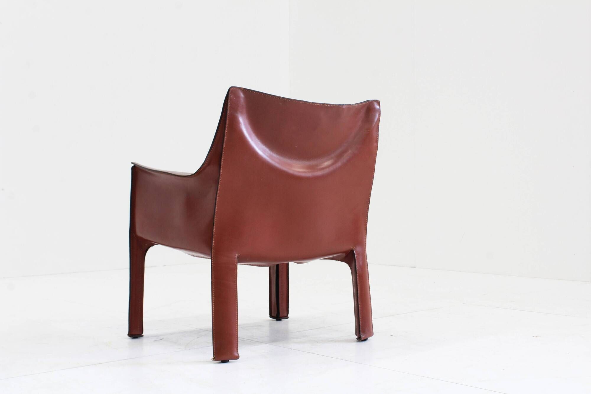 Fauteuil Cassina Cab 414 de Mario Bellini en cuir bordeaux Ital