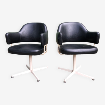 Duo de fauteuils vintage en Skaï noir à piétement métallique.