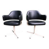 Duo de fauteuils vintage en Skaï noir à piétement métallique.