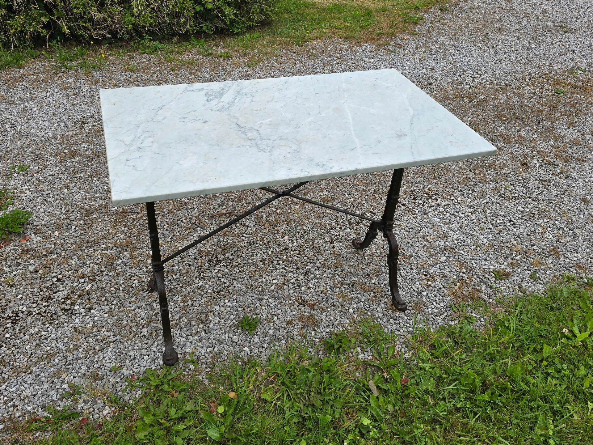 Godin bistro table in cast iron and white marble
