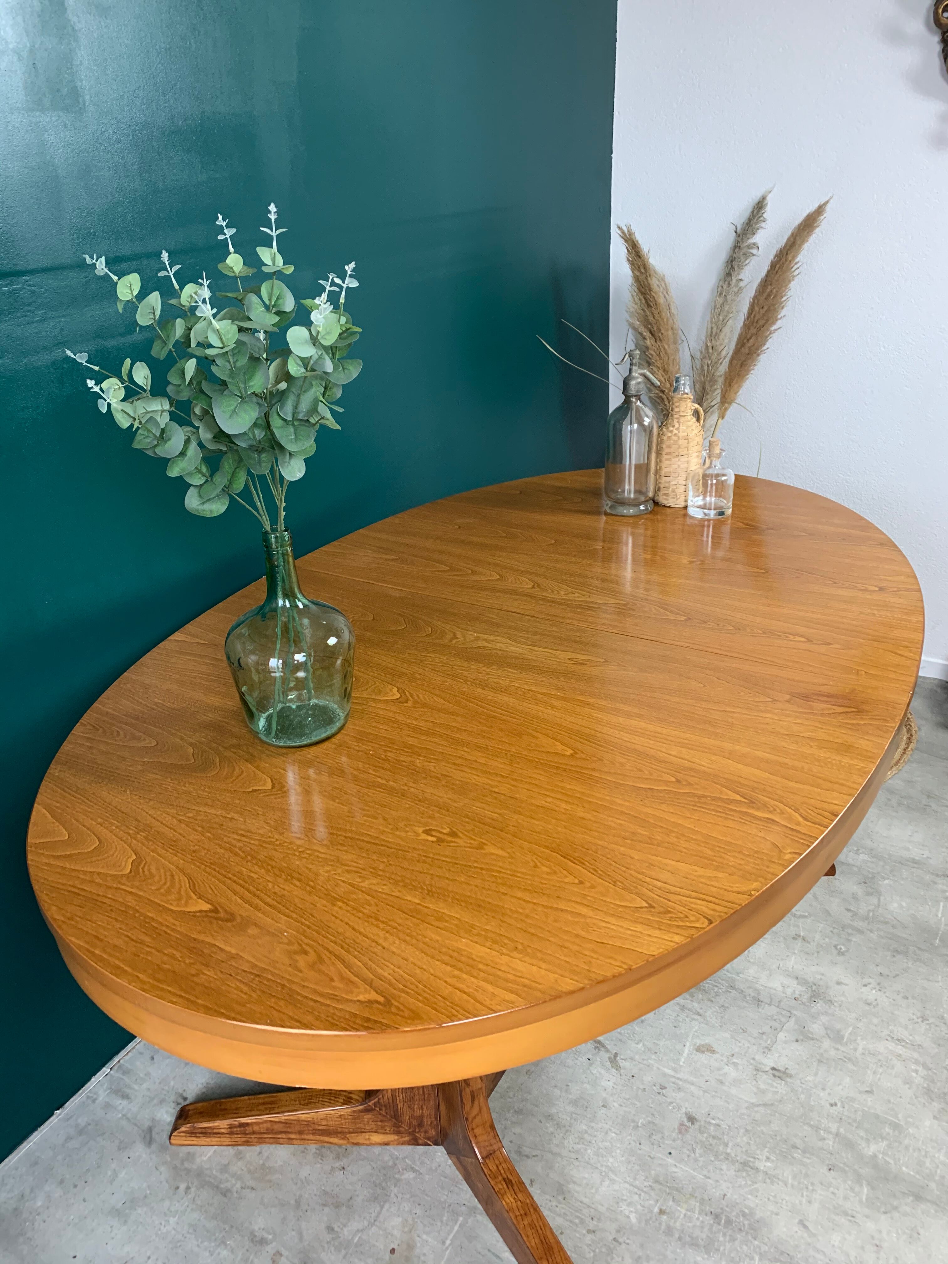 Extendable oval table