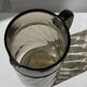 Carafe en verre fumée vintage striée