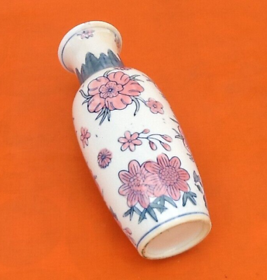 Baluster vase Asian polychrome porcelain with floral decoration of Lotus flowers