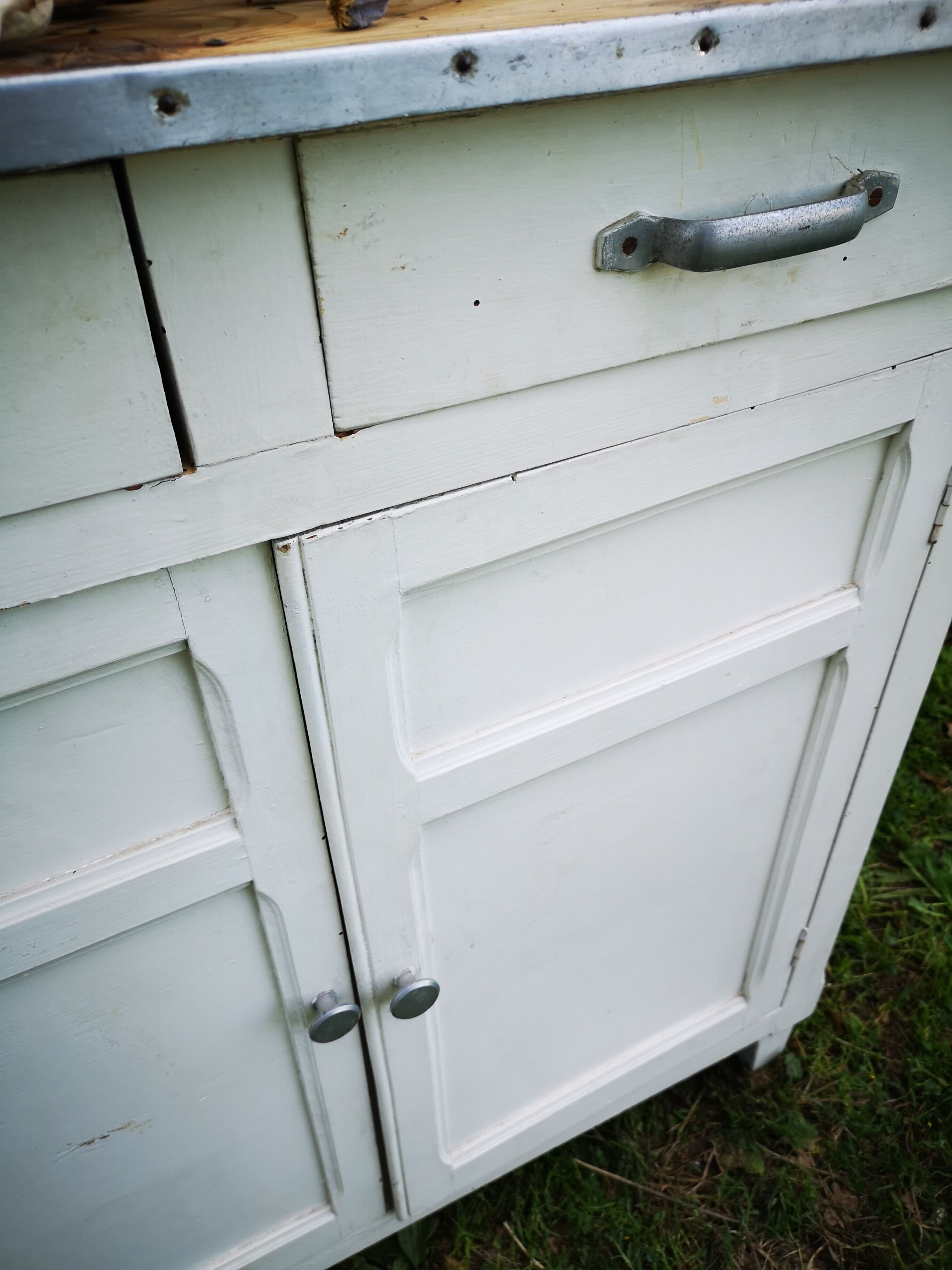 White parisian buffet