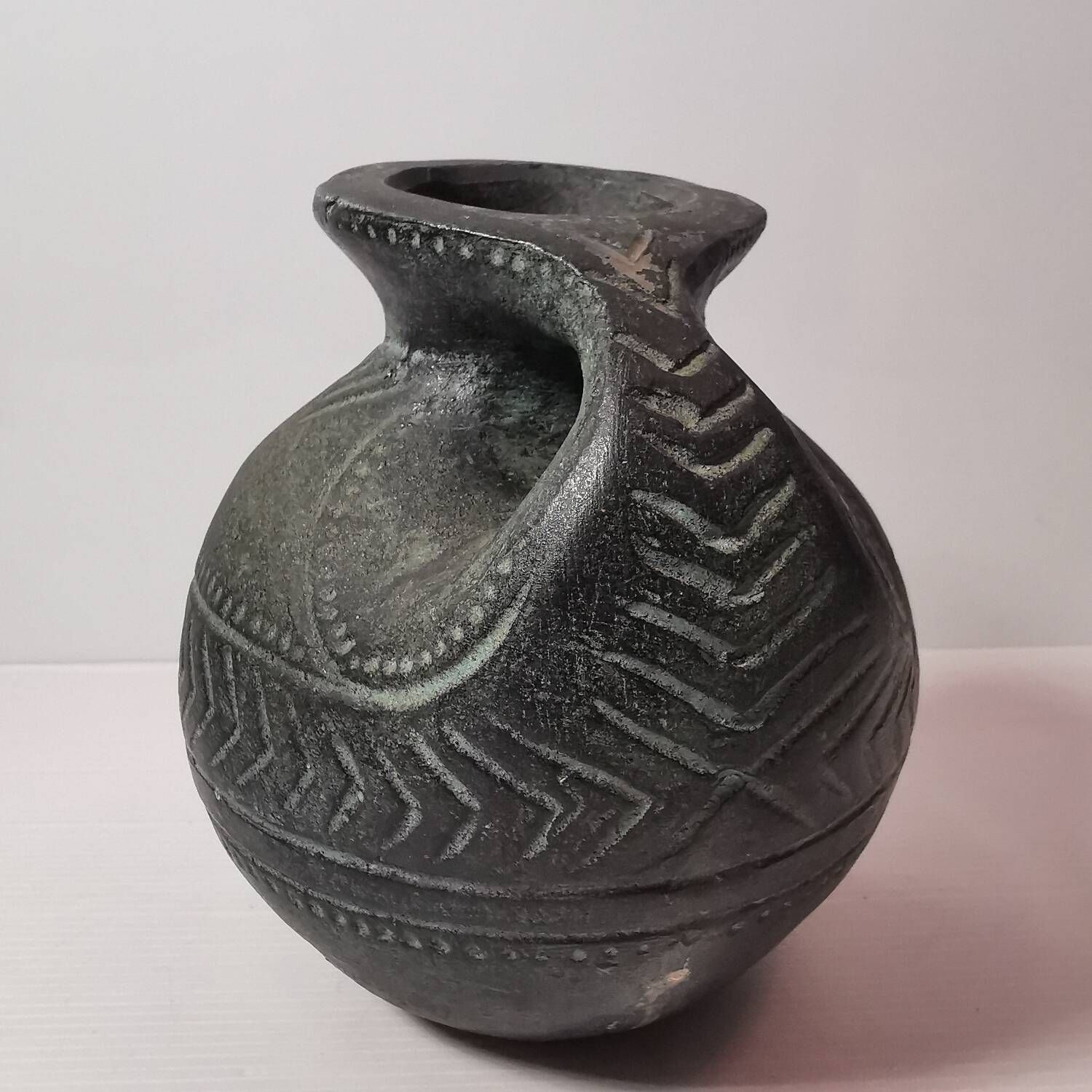 Vintage native american jug pot with geometric patterns in green / gray tones