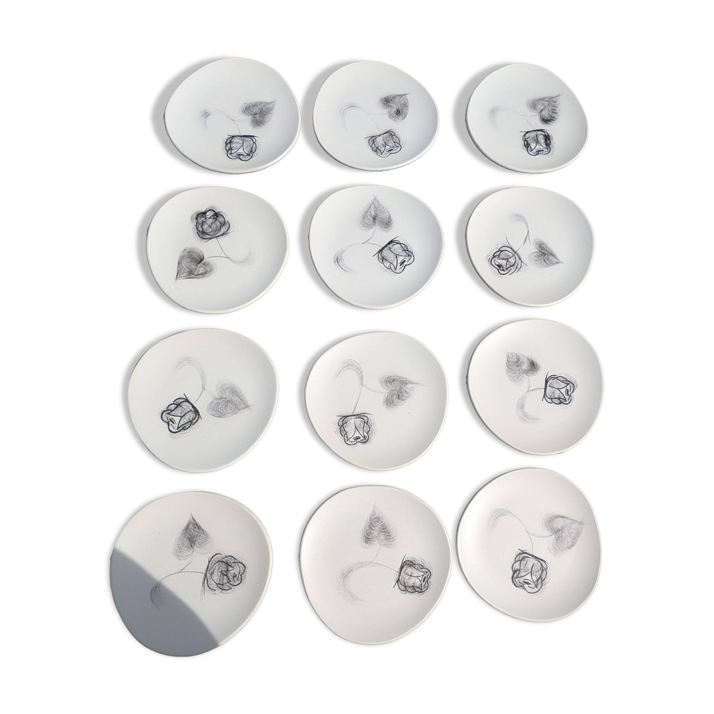 12 assiettes à dessert Niderviller modèle "Rose noire"