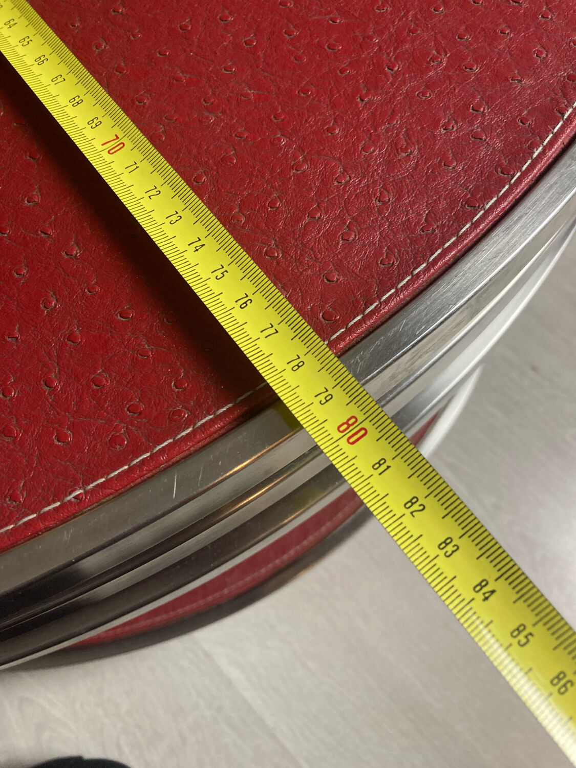 Round coffee table design 70s