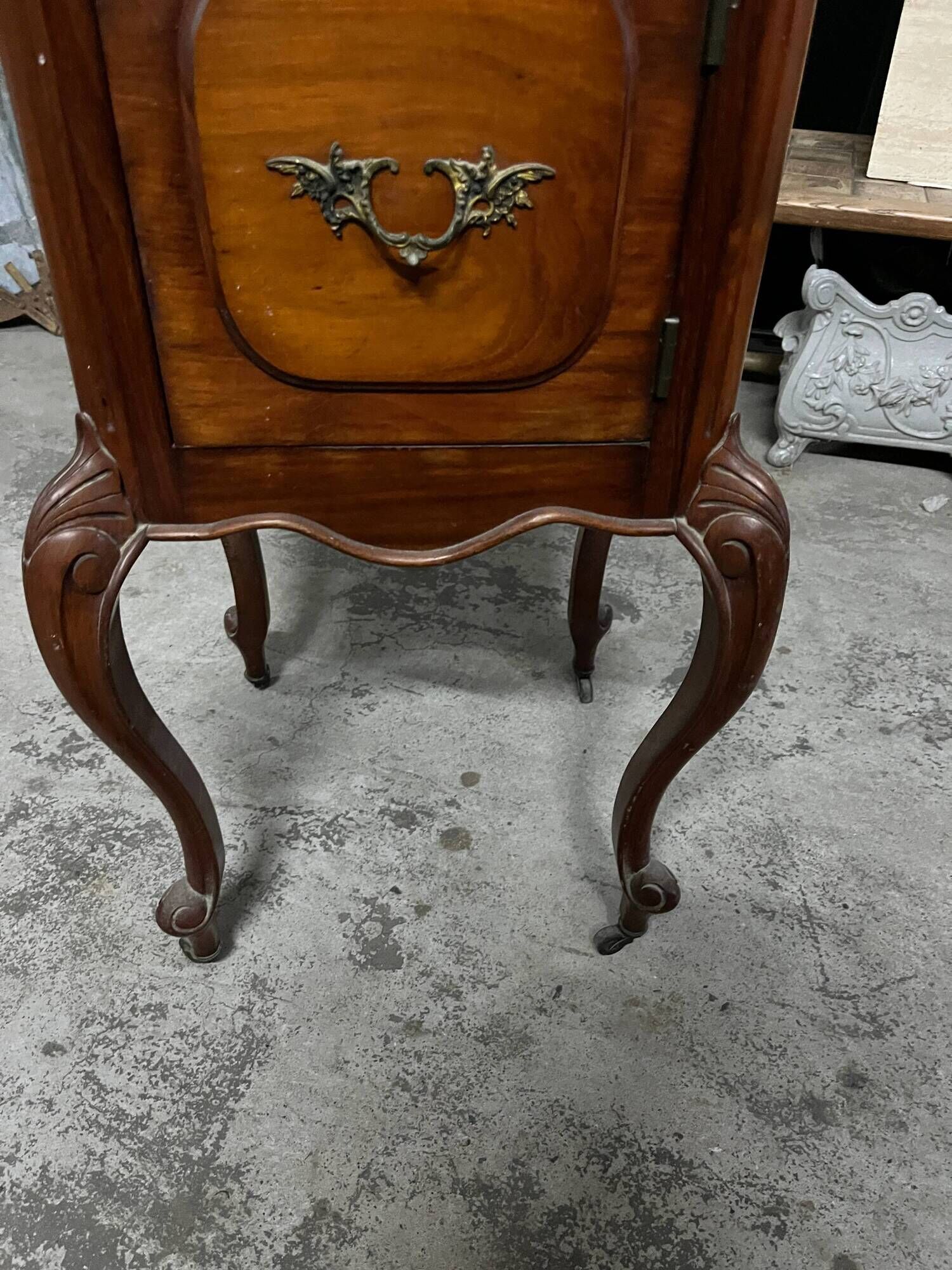 Table de chevet française style Louis XV avec plateau en marbre