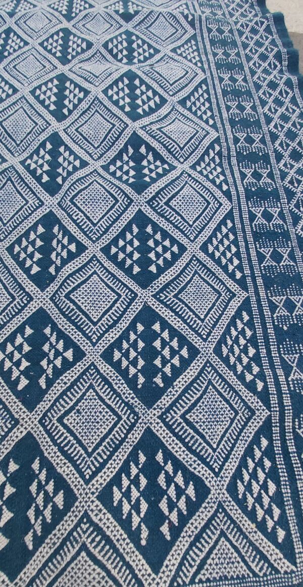 tapis bleu et blanc berbère traditionnel fait main