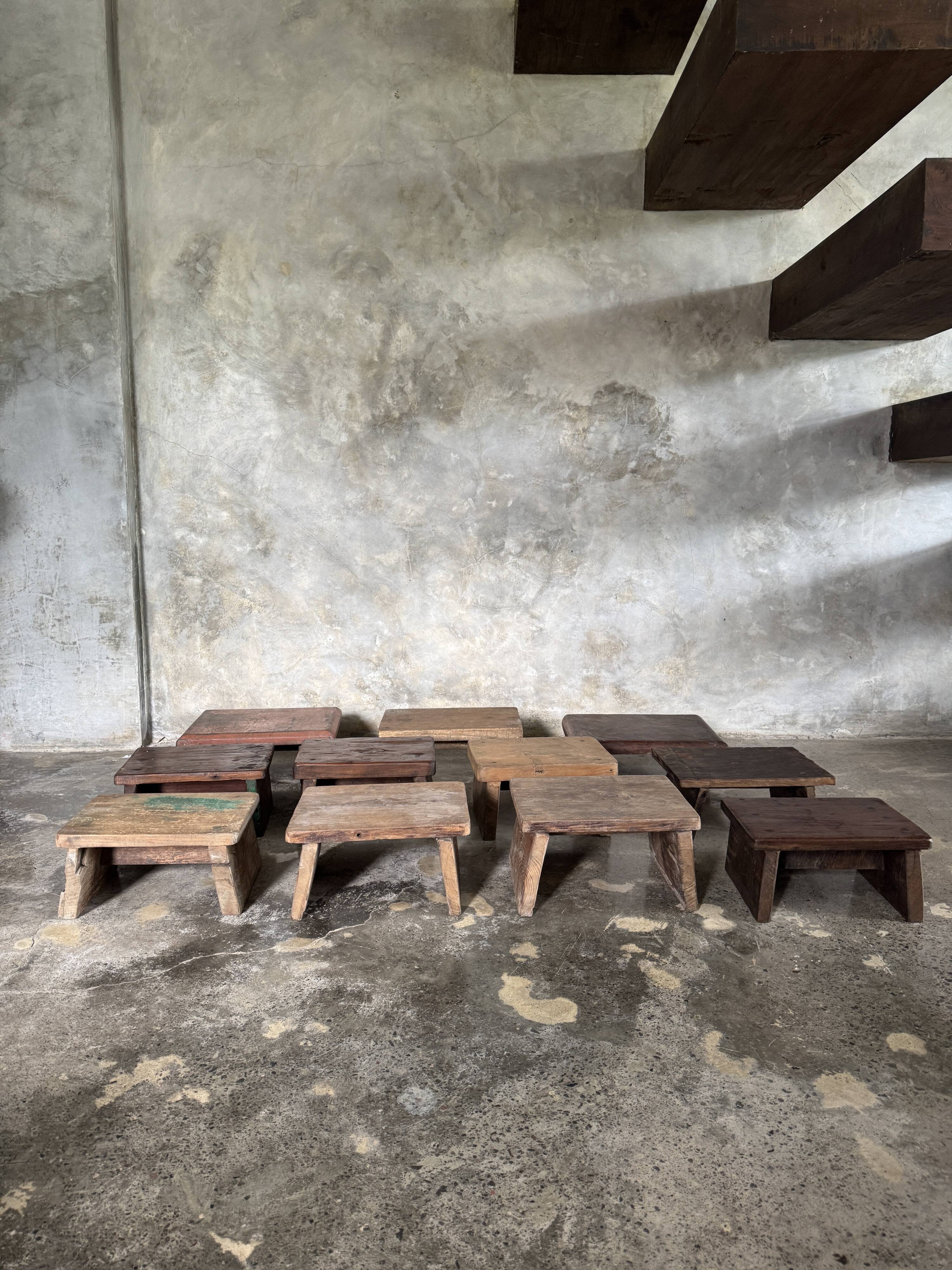 Tabouret d'appoint en teck upcyclé, traces de chromie verte