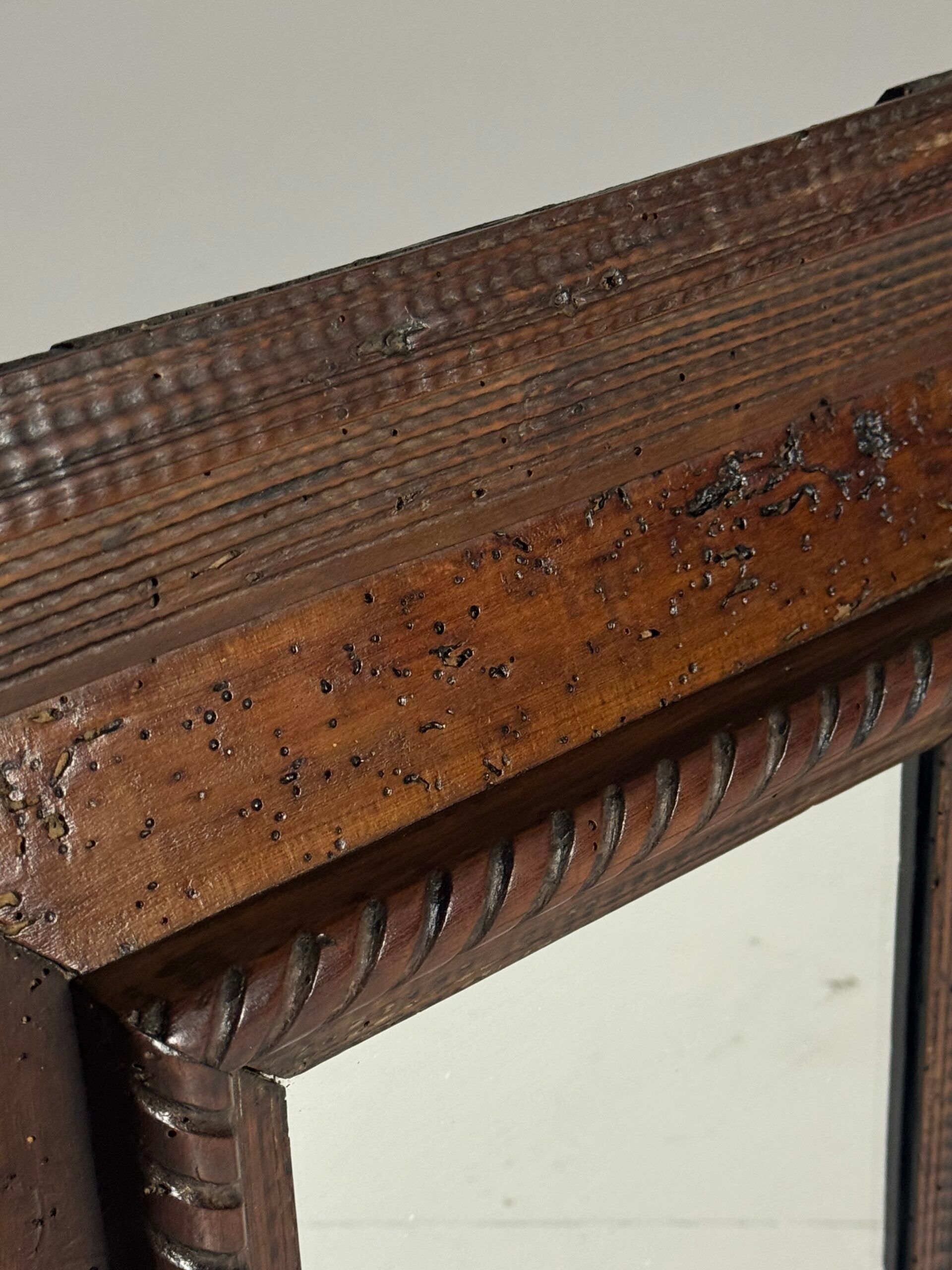 Miroir à cadre ondulé du XVIIIe siècle