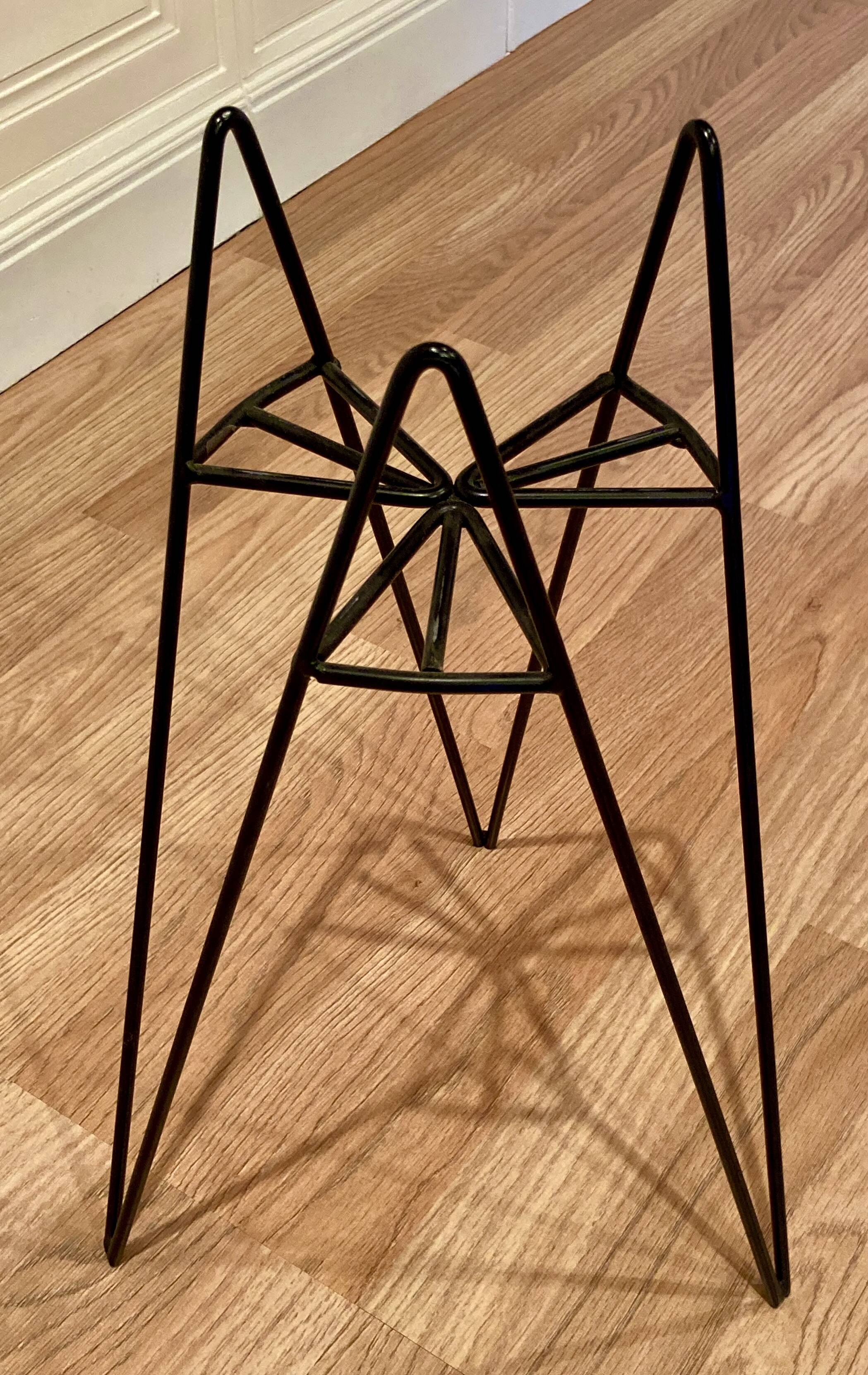 Pair of 1950s design side tables or nesting tables.