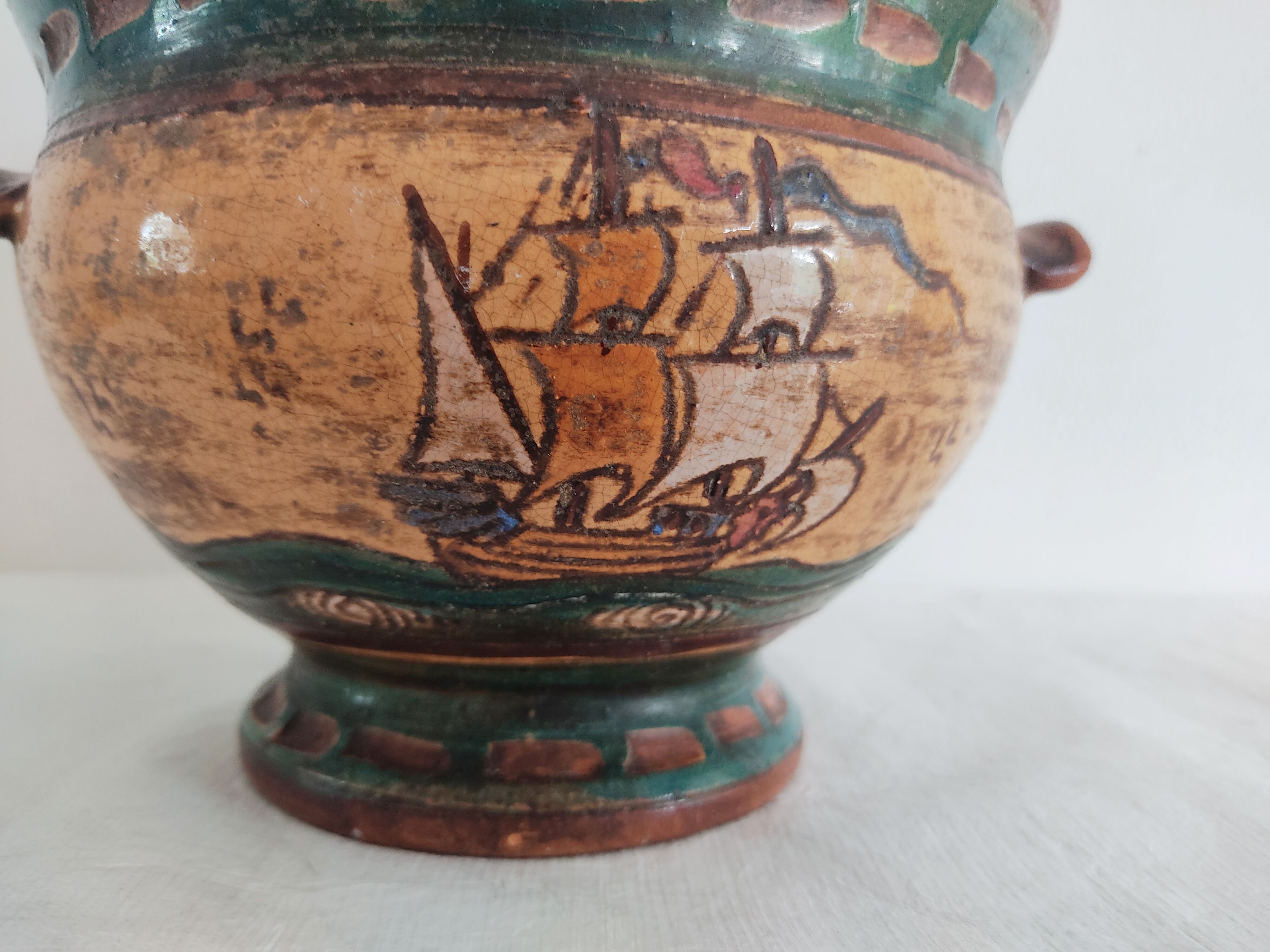 Vintage covered pot with boat décor