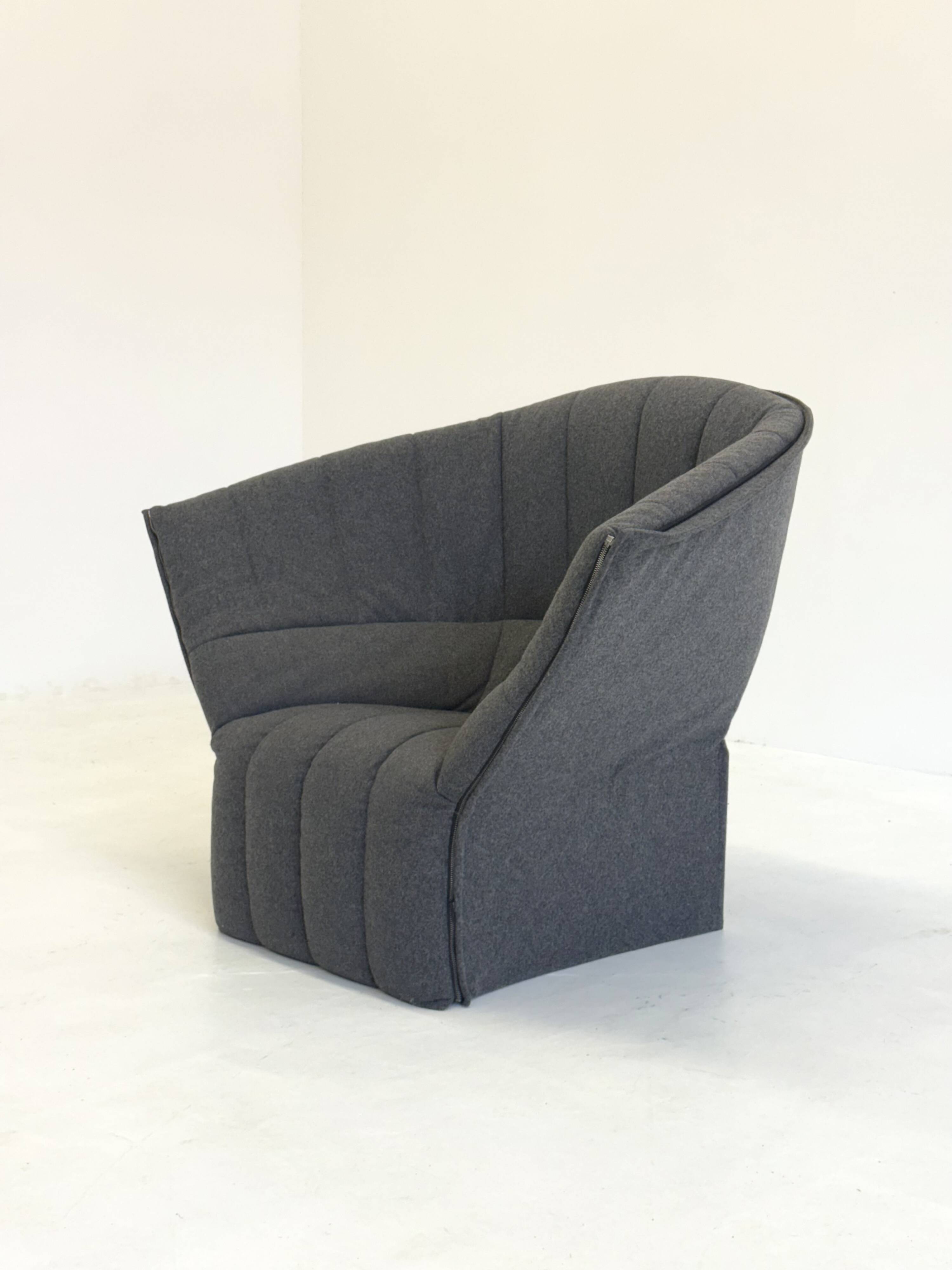 Fauteuil Moel gris foncé de Ligne Roset par Inga Sempé