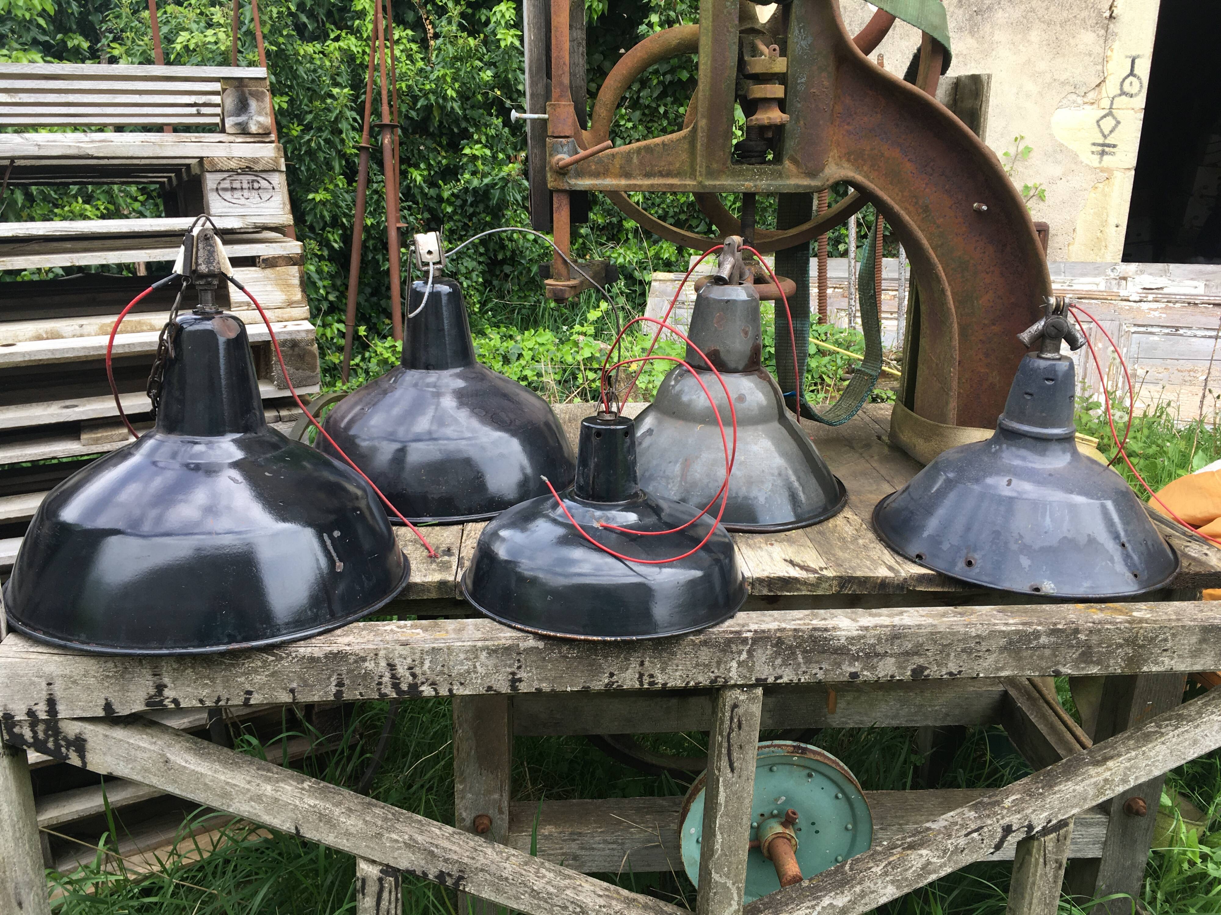 Set of 5 black industrial lamps from the 70s in their patina different formats