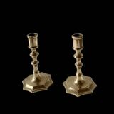 Paire d'anciens bougeoirs en laiton
