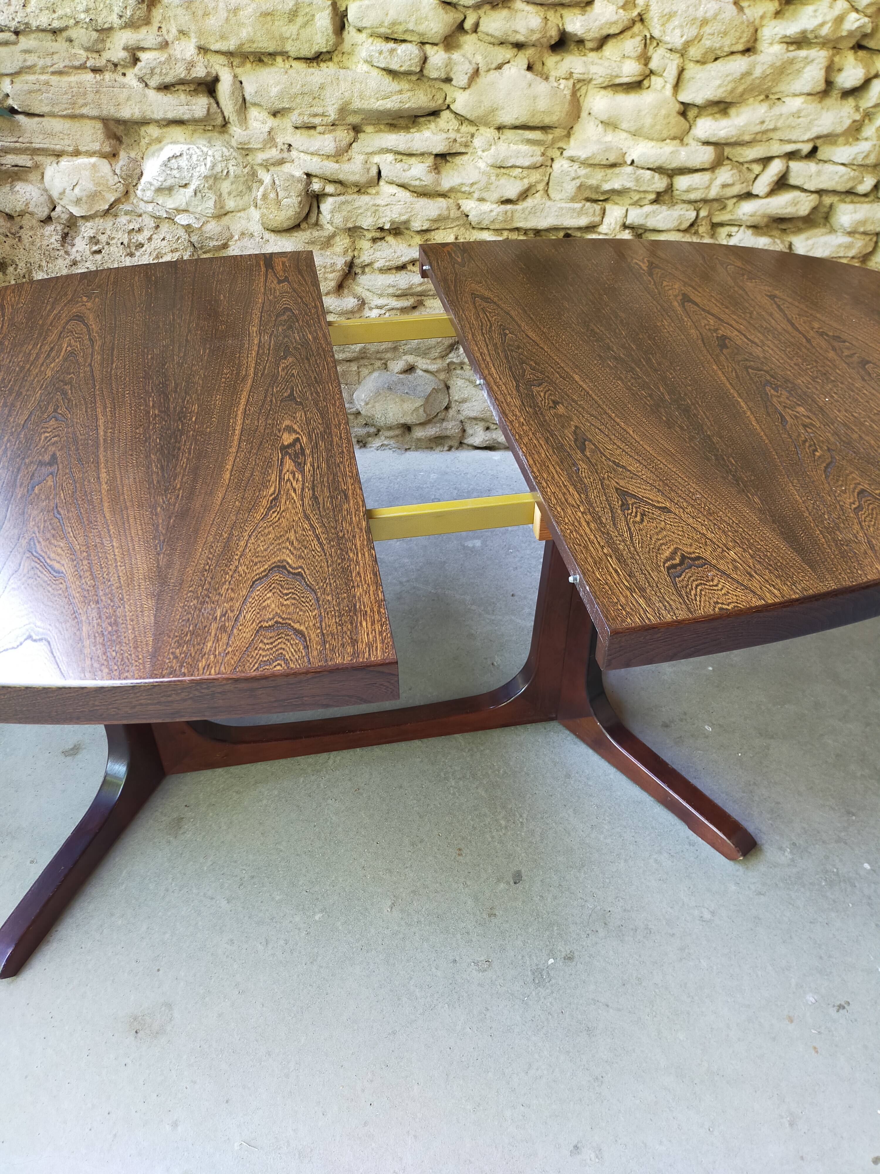 Baumann oval table