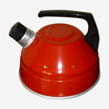 Red lacquered kettle