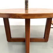 Table ronde moderniste en orme massif, piètement croisé