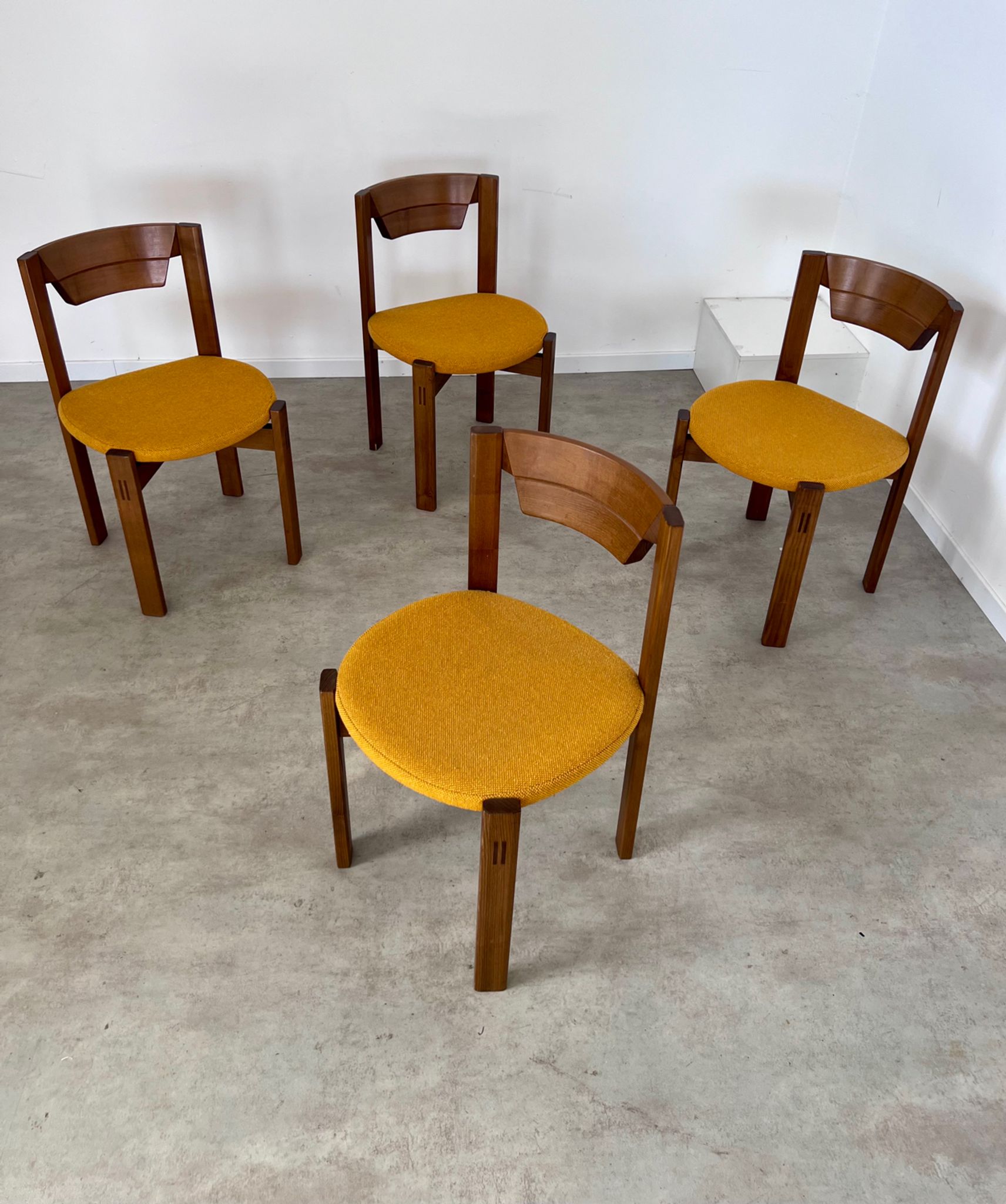 Set of 4 Scandinavian style chairs Girsberger 70s vintage solid wood