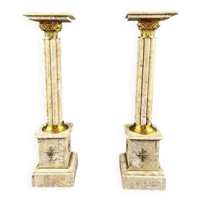 Paire de colonnes sellettes en marbre et laiton, XXe siècle