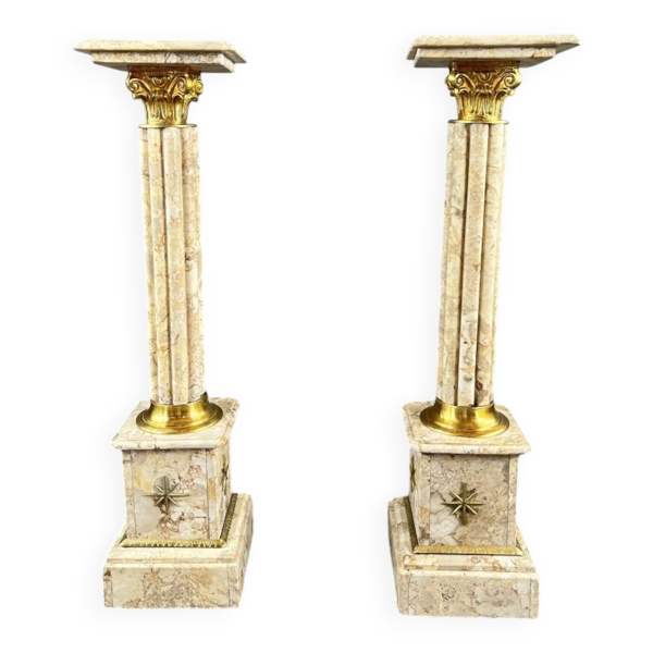 Paire de colonnes sellettes en marbre et laiton, XXe siècle