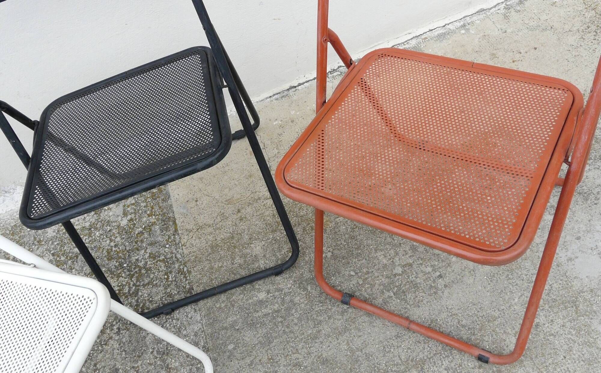 Set of 4 vintage perforated metal folding chairs 1970-80 red, white and black