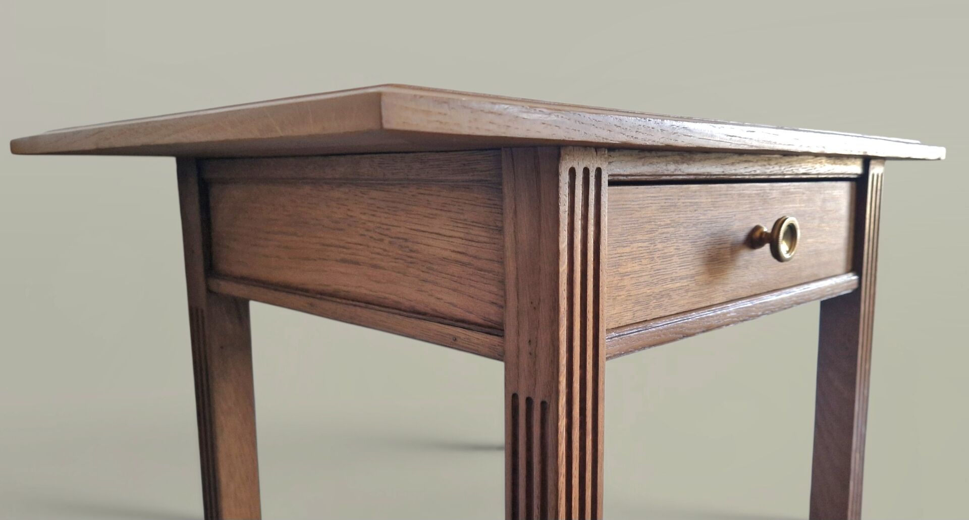 Table d’appoint chêne – Lignes architecturales, esprit moderniste 1940