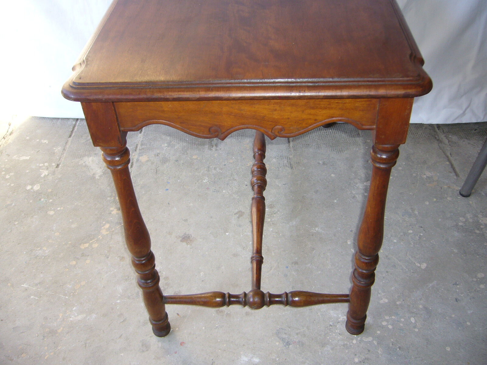 Table d'écriture ancienne en bois à pieds tournés
