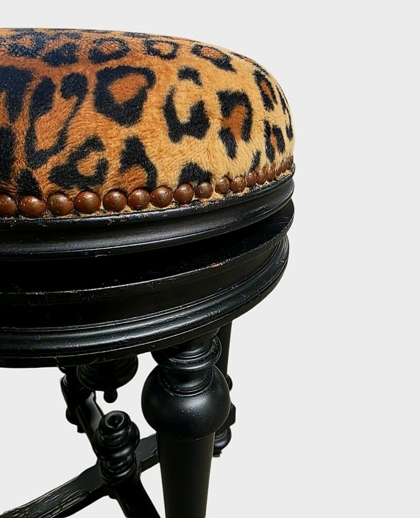 Tabouret de piano Napoléon III en bois noirci – Assise Léopard