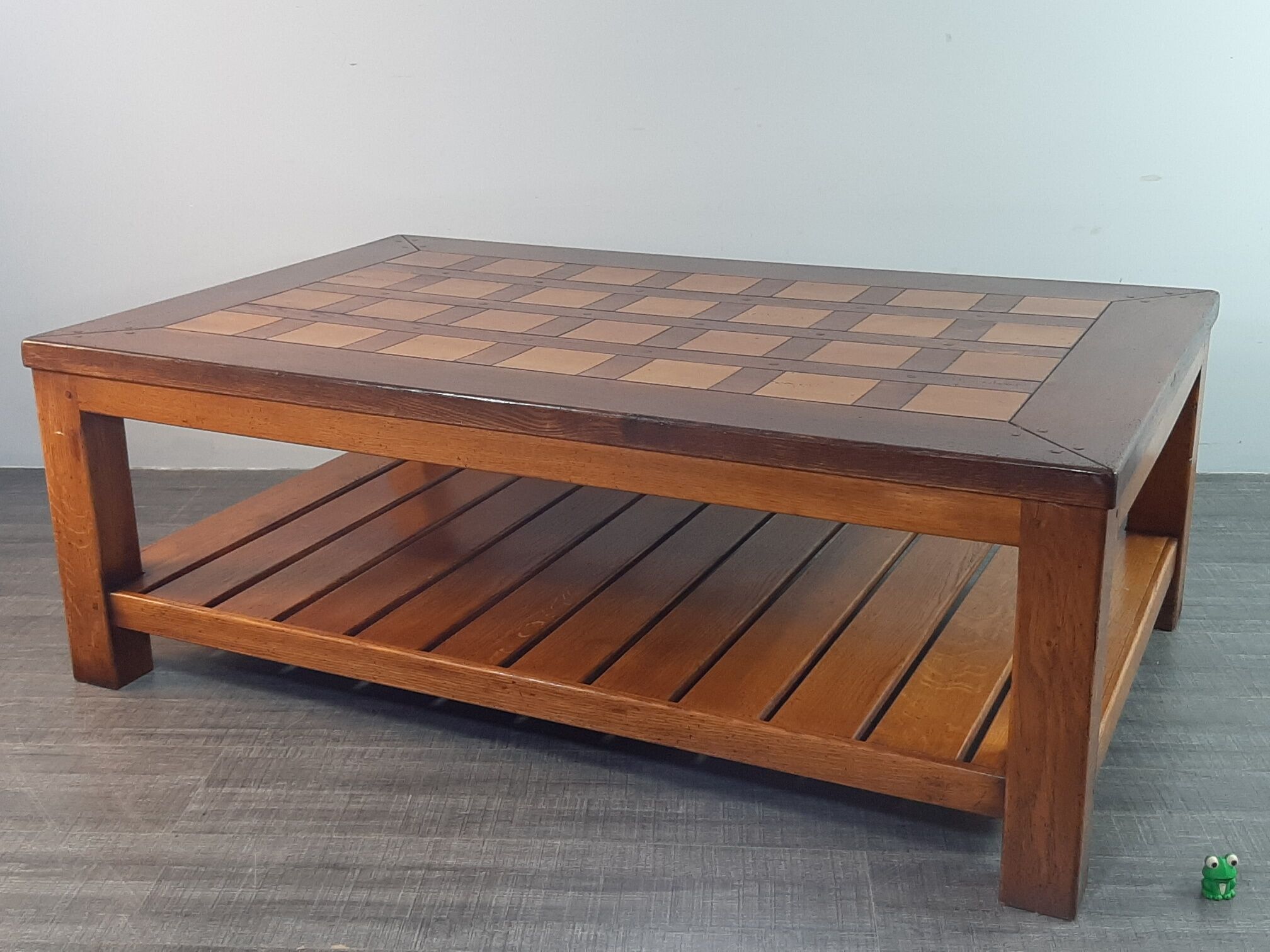 Table basse danoise en chêne début XXème siècle plateau à damier