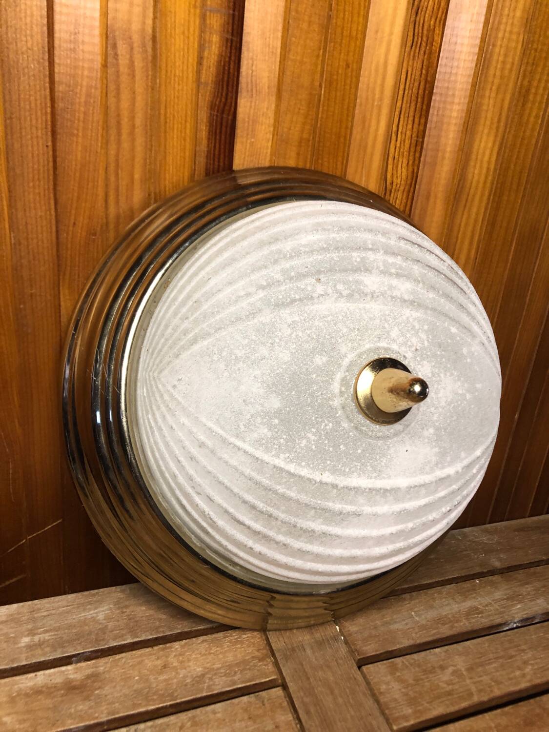 Ancien plafonnier verre moulé contour dore